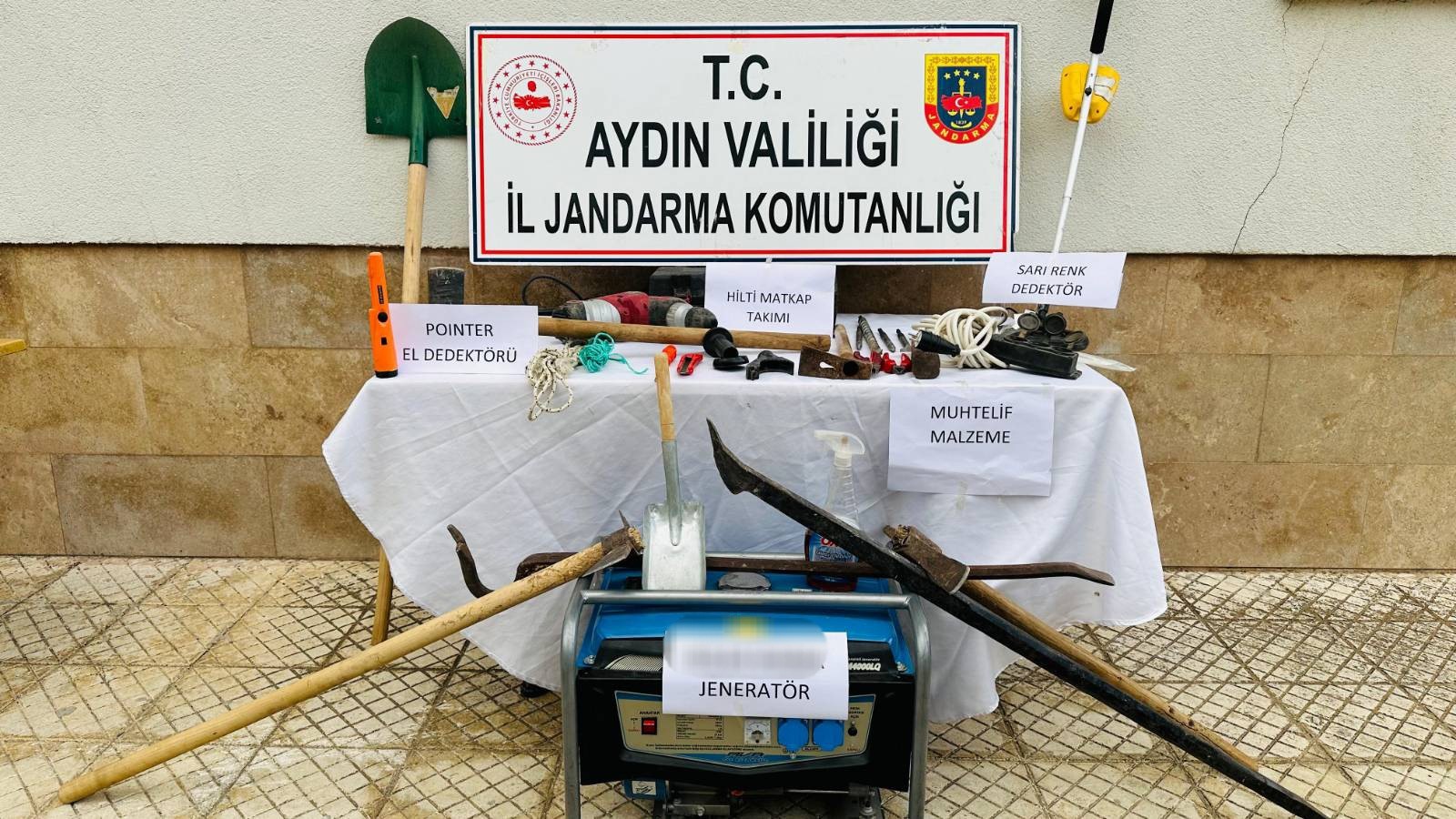 Aydın'da Çukurun Içinde 3 Kişi Suçüstü Yakalandı (6)