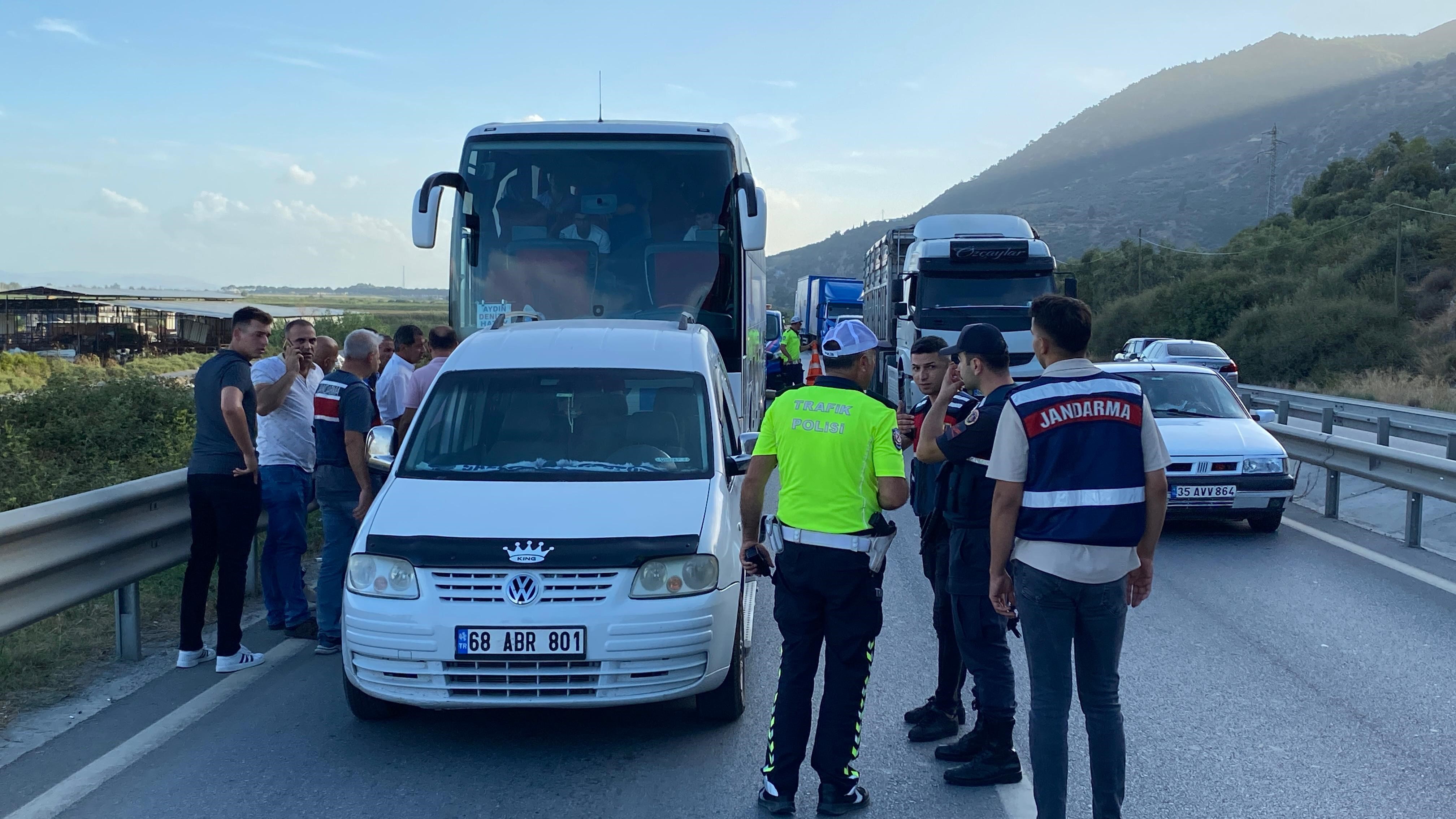 Aydın'da Otobüsün Önünü Kestiler, Kadını Indirmeye Çalıştılar (9)