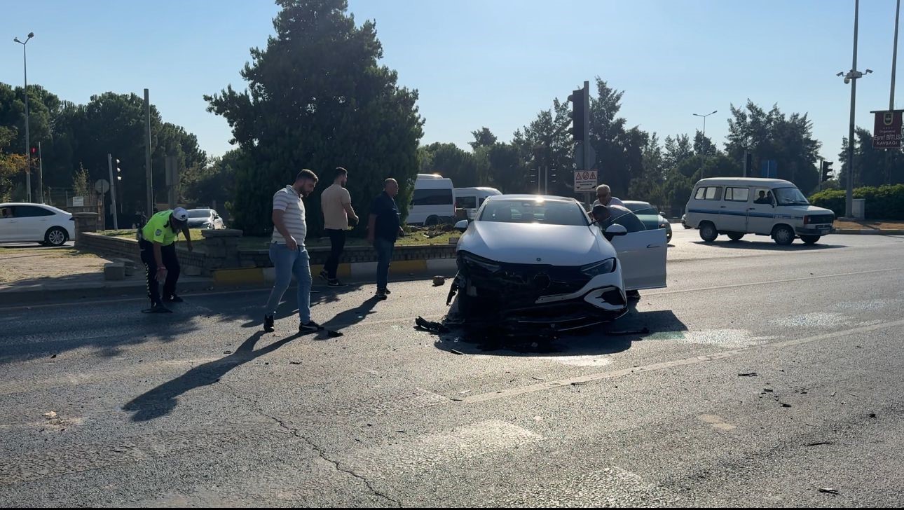 Aydın’da Otomobil Motosiklete Çarpıp Karşı Şeride Uçtu! (2)