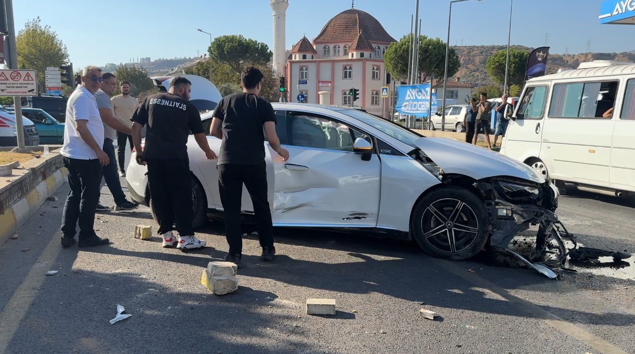 Aydın’da Otomobil Motosiklete Çarpıp Karşı Şeride Uçtu!