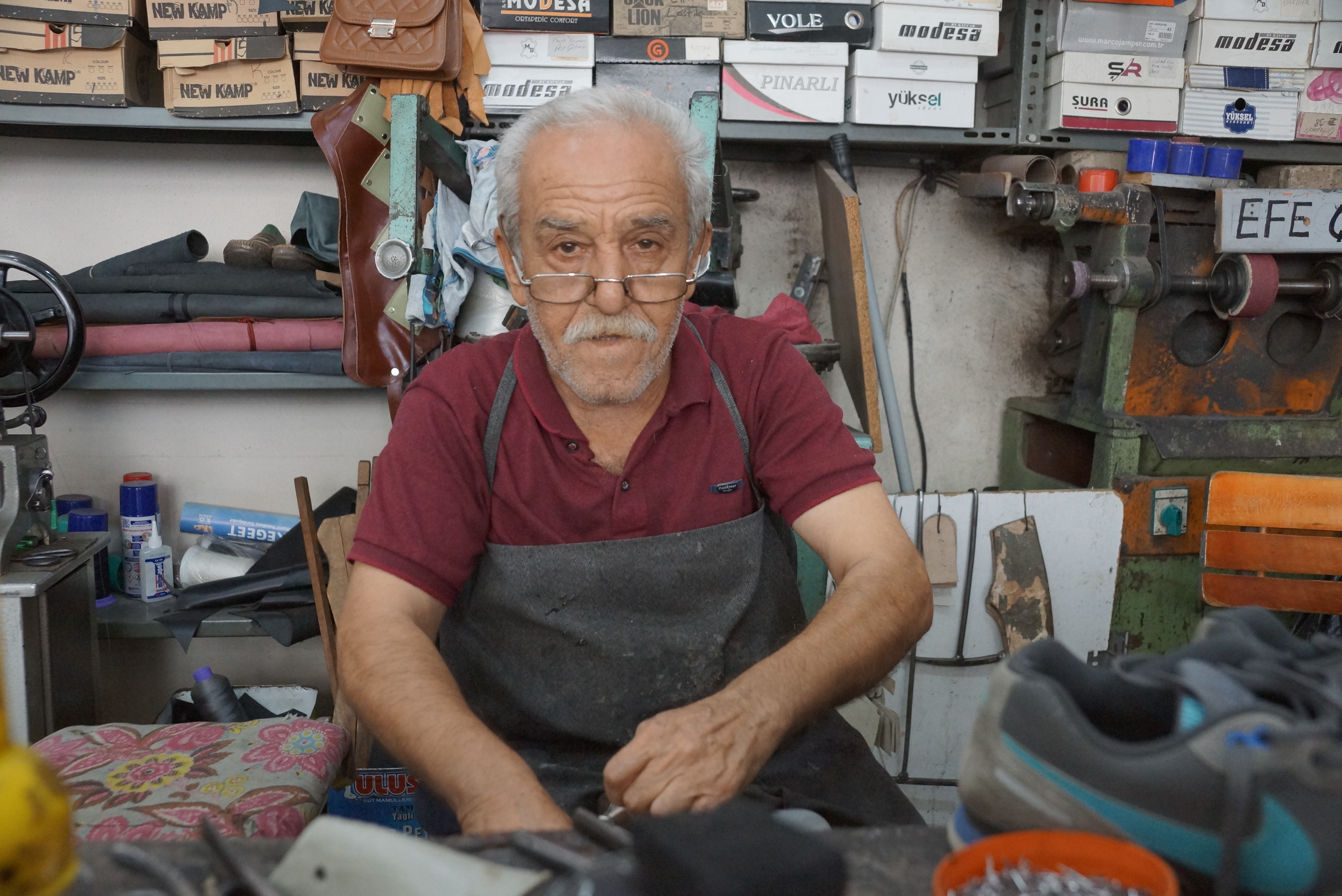 Aydınlı Çocuğuna Ayakkabı Alamadı, Tamirciler Doldu Taştı