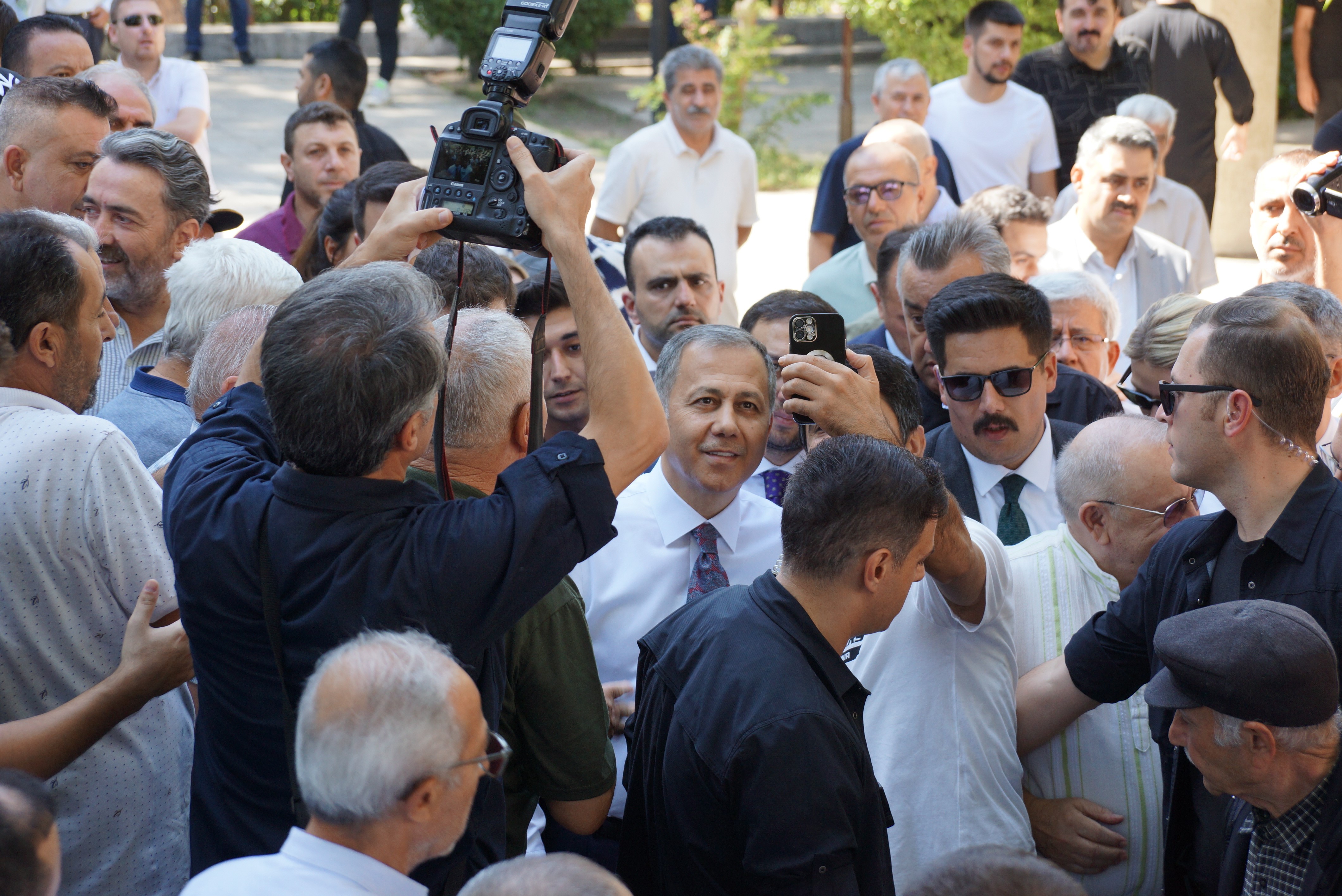 Bakan Yerlikaya'ya Aydın'da Vatandaşlardan Yoğun Ilgi