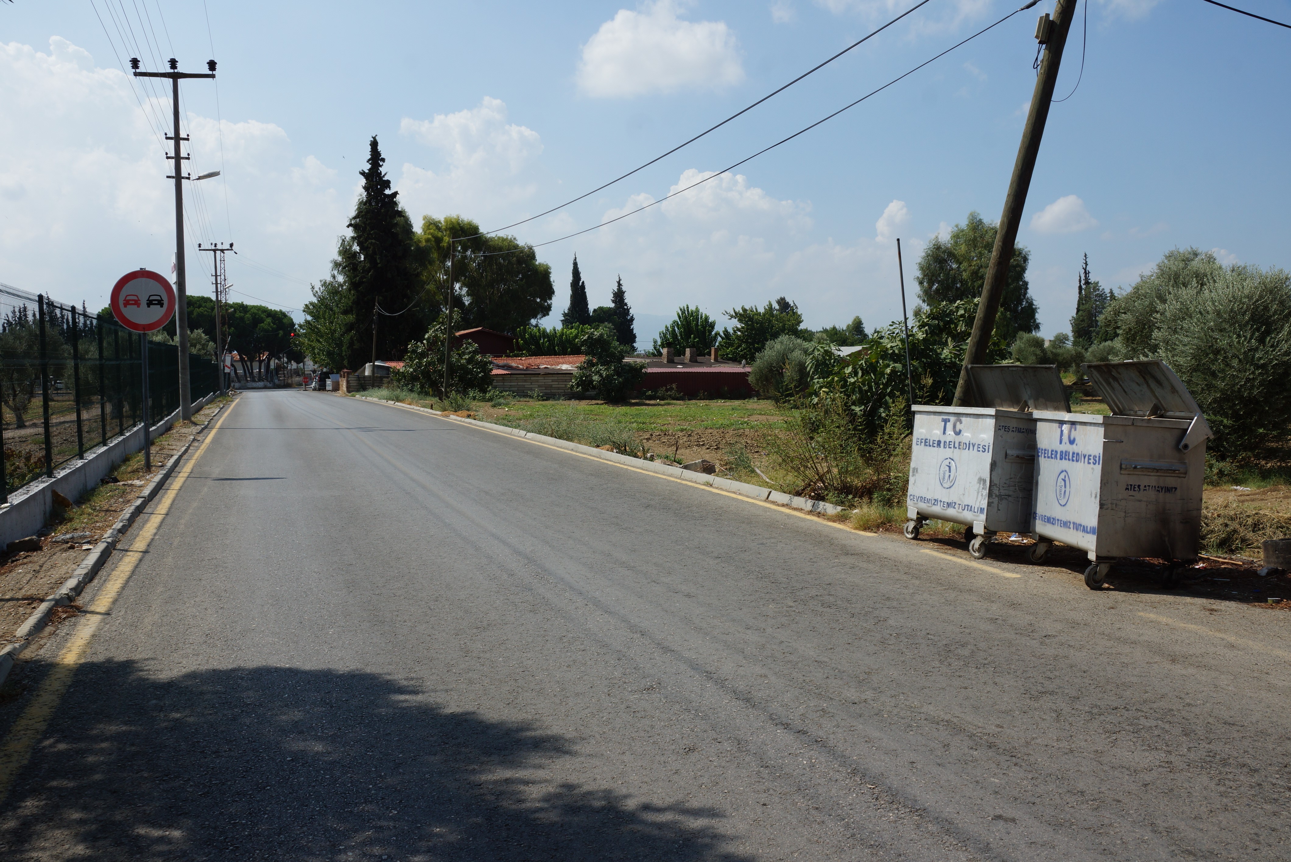 Efeler Kızılcaköy Mahallesi'nde Yol Kenarına Atılan Çöpler Çevreyi Kirletiyor (7)