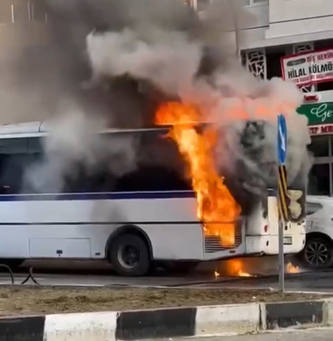 İşçi Servisi Alev Alev Yandı