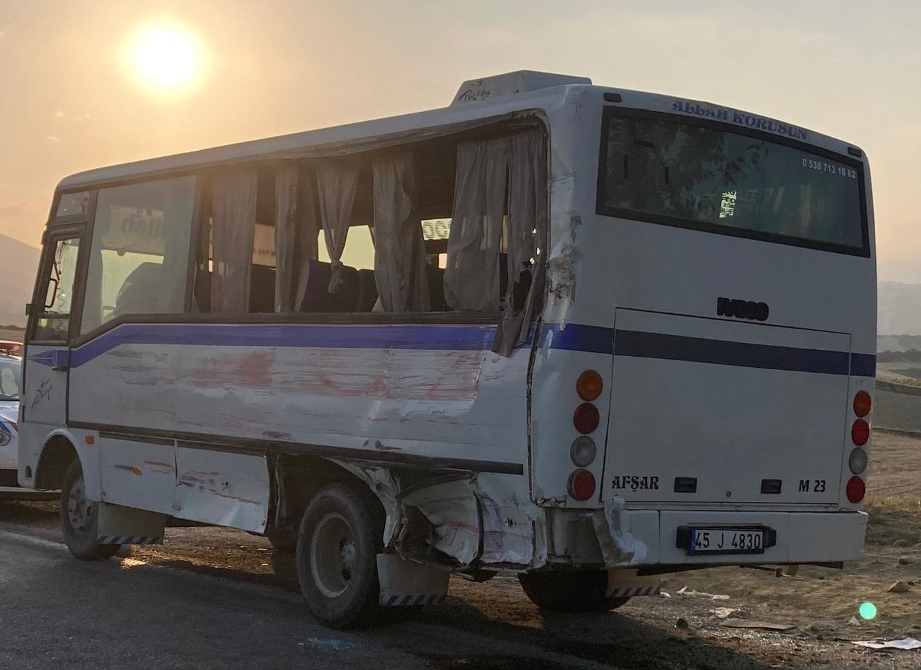 İşçi Servisi Ile Kamyonet Çarpıştı; Kadın Işçi Yaşamını Yitirdi, Yaralılar Var