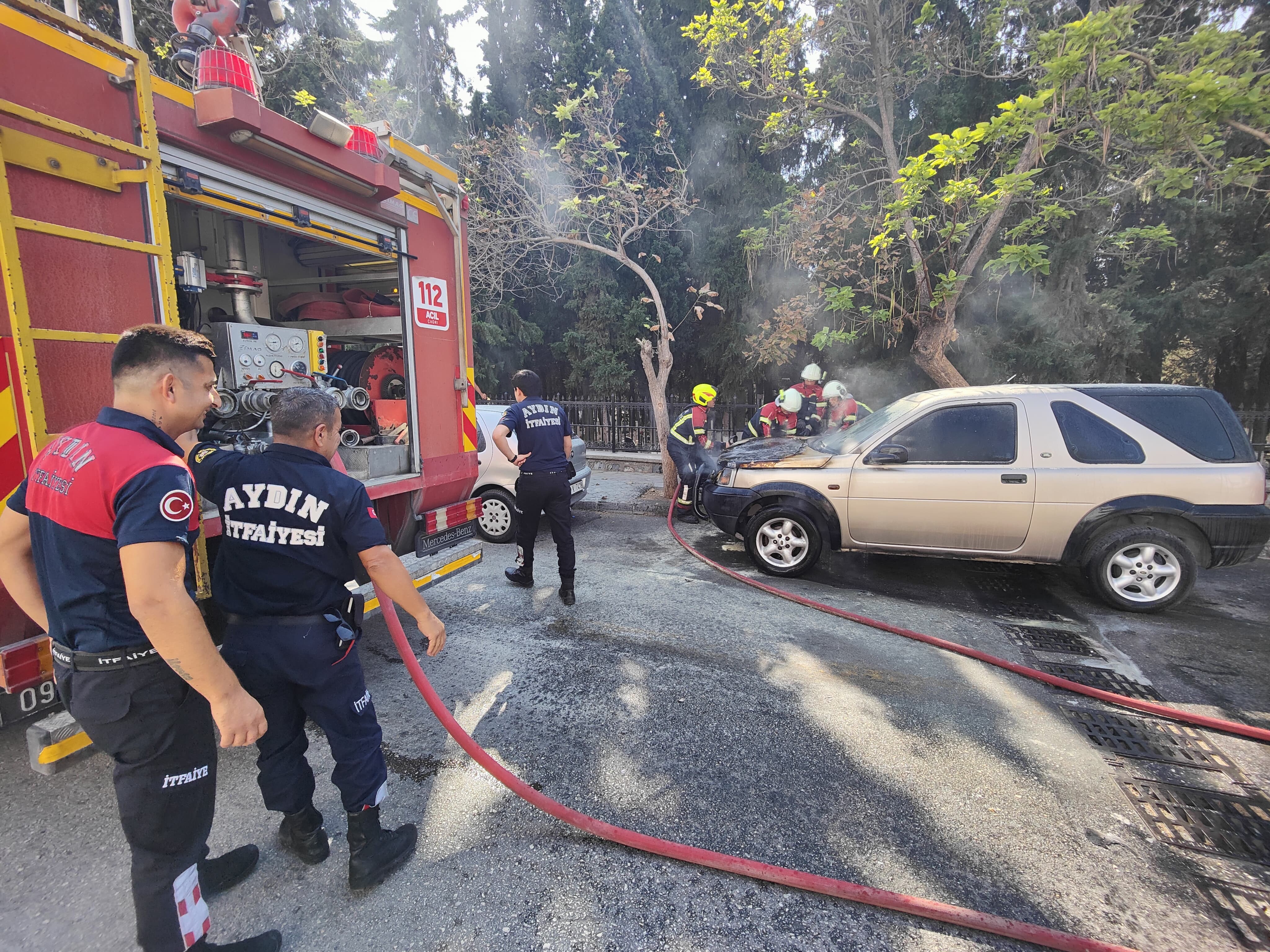 Kuşadası’nda Park Halindeki Cip Alev Aldı (4)