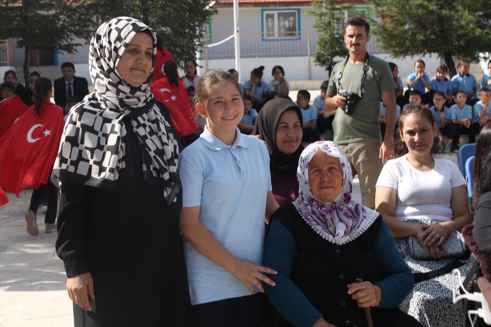 Mezun Olduğu Okulda 59 Yıl Sonra Şiir Okudu (6)