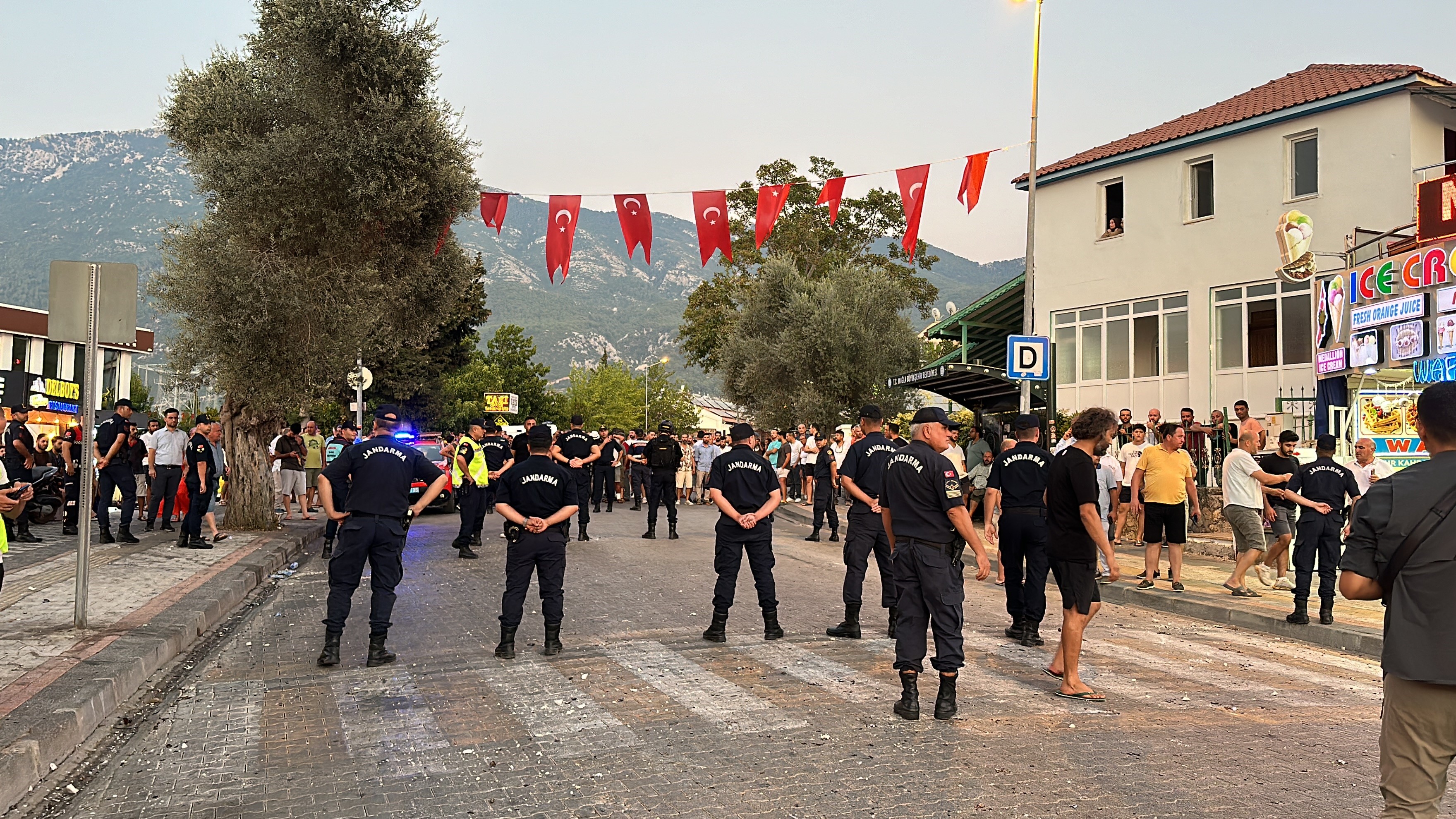 Ortalık Fena Karıştı; Silahlı, Şişeli, Taşlı Kavga (3)