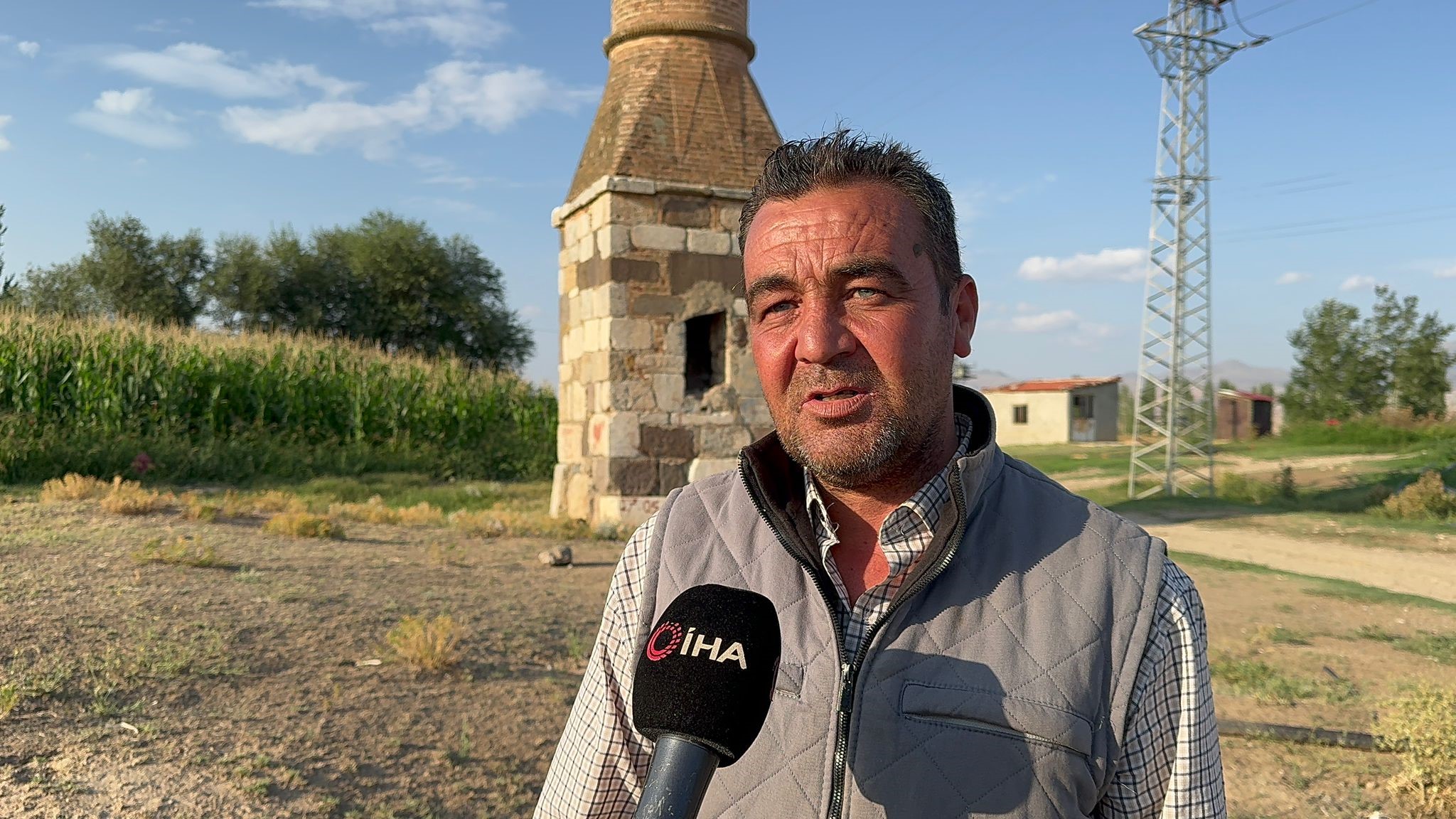 Tarlaların Ortasındaki Eser Büyük Ilgi Görüyor (8)