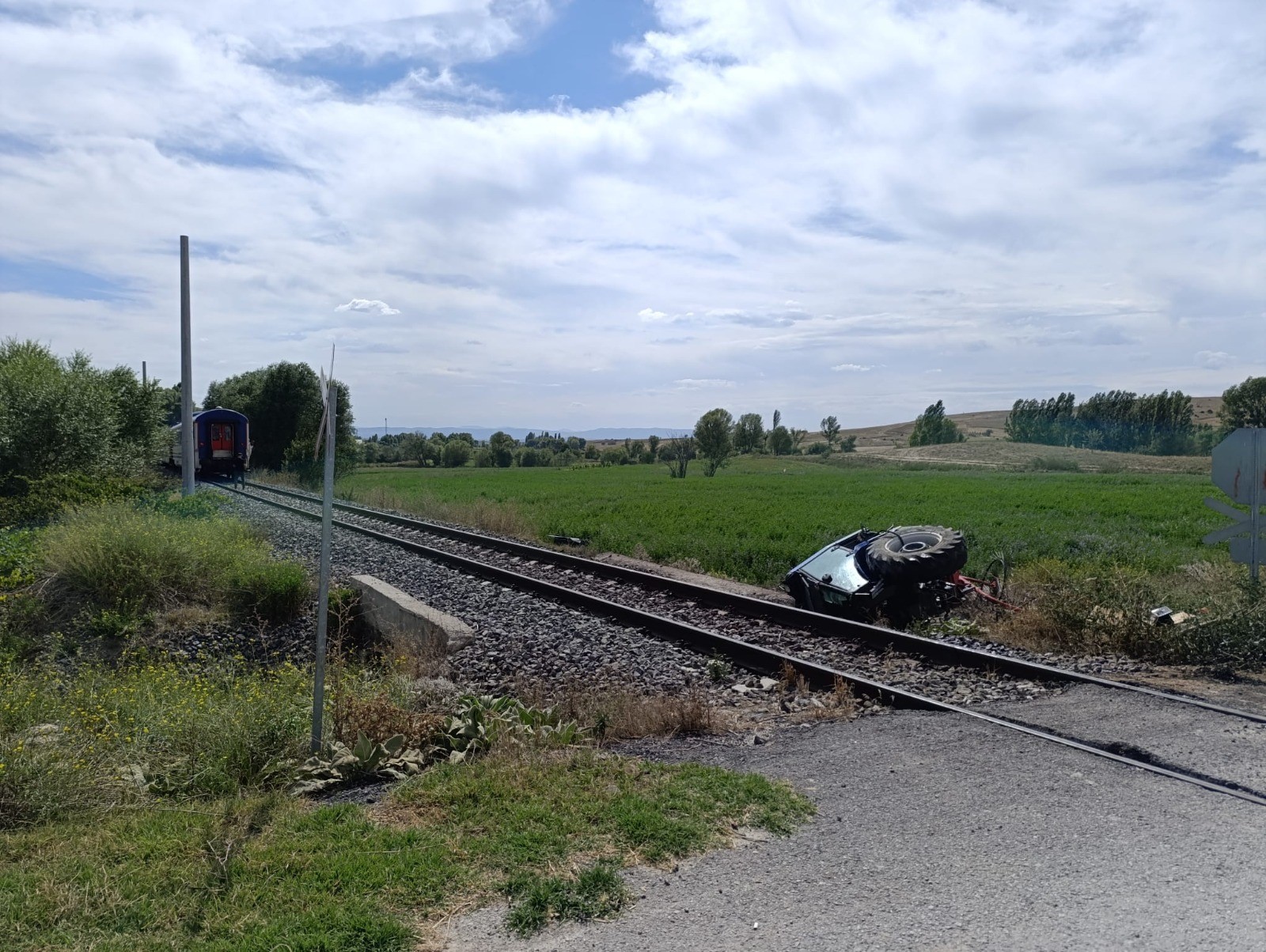 Yolcu Treni Traktöre Çarptı (2)