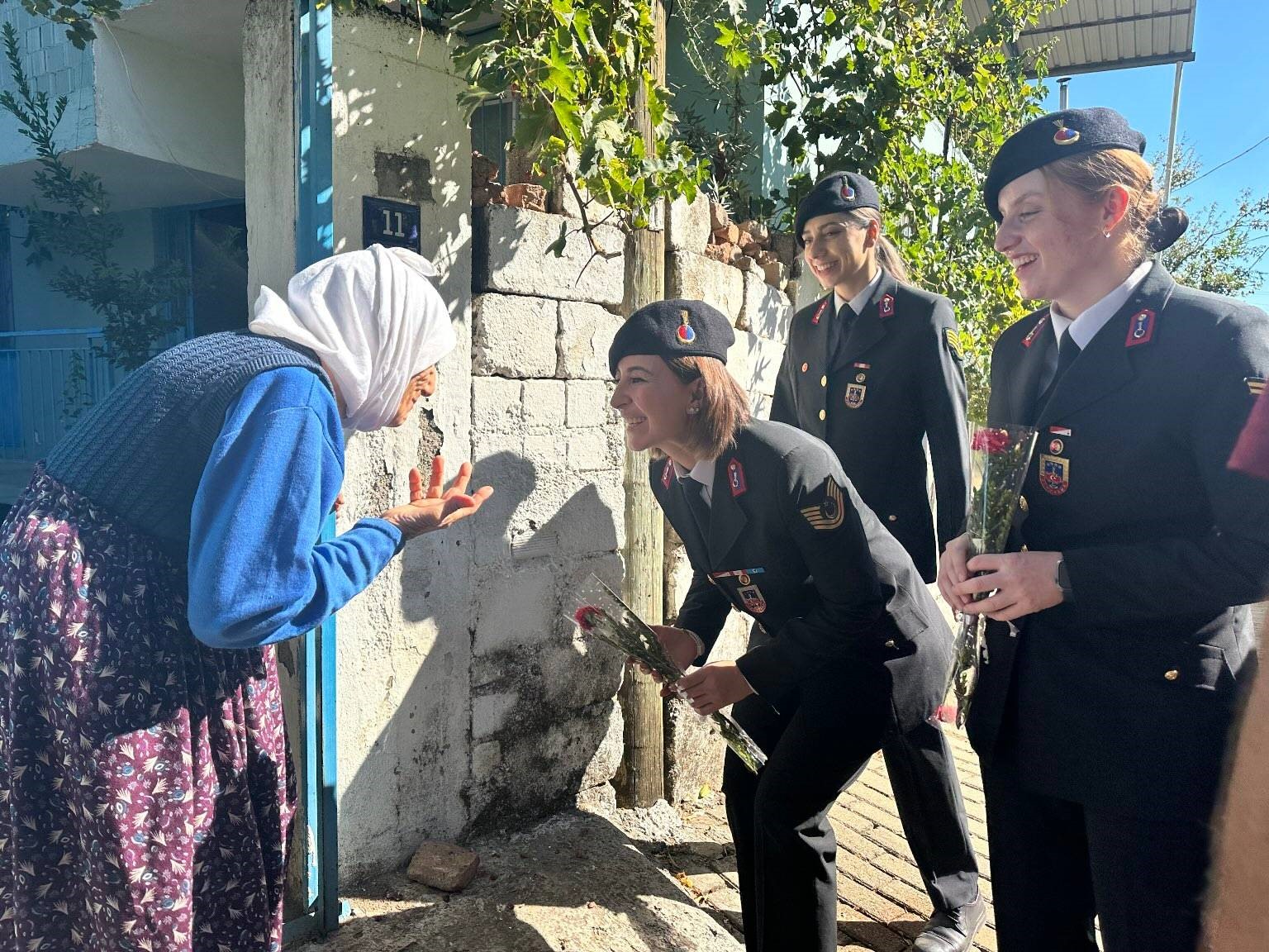 Aydın’da Jandarma Ekipleri Yaşlı Çınarları Unutmadı (2)