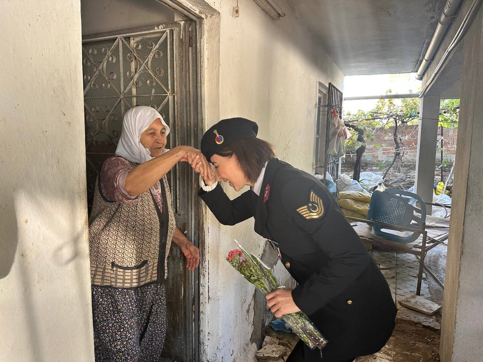 Aydın’da Jandarma Ekipleri Yaşlı Çınarları Unutmadı