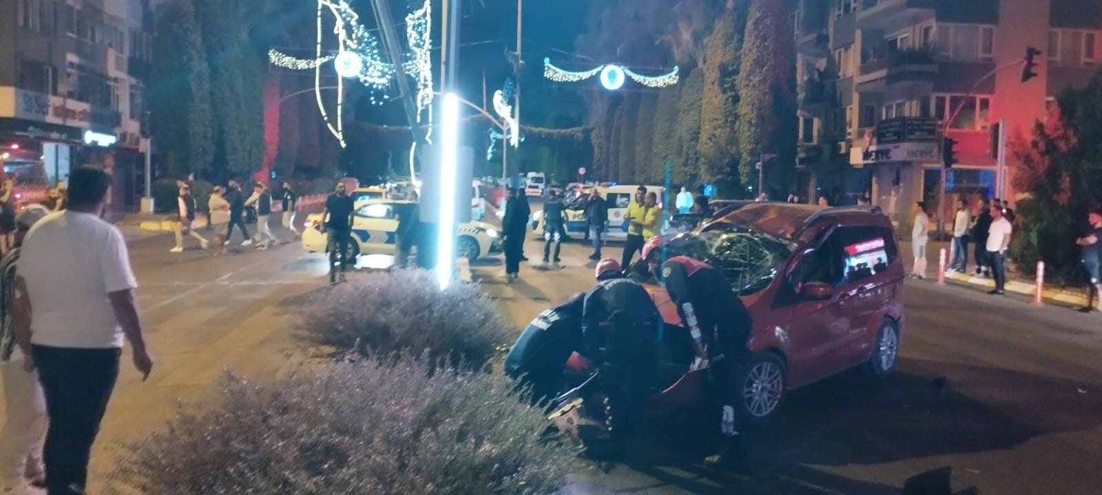 Aydın’da Otomobil Trafik Lambasına Çarptı (2)