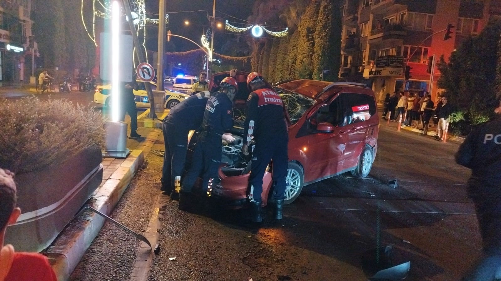 Aydın’da Otomobil Trafik Lambasına Çarptı