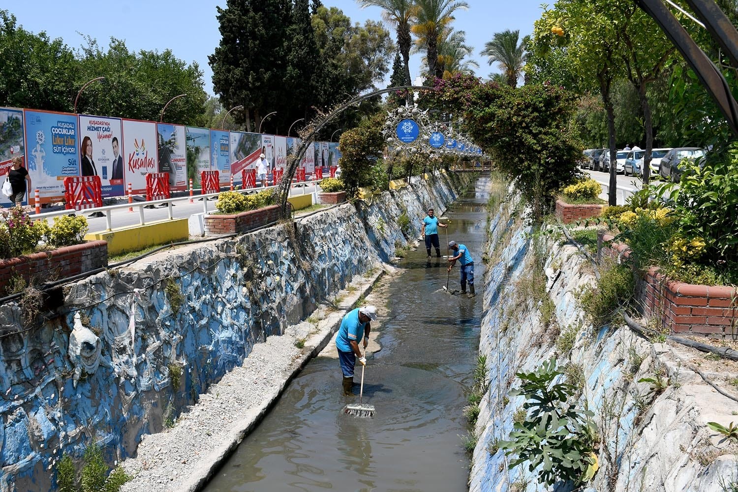 Kuşadası Belediyesi Kent Merkezinden Geçen Derenin Islahına Talip Oldu