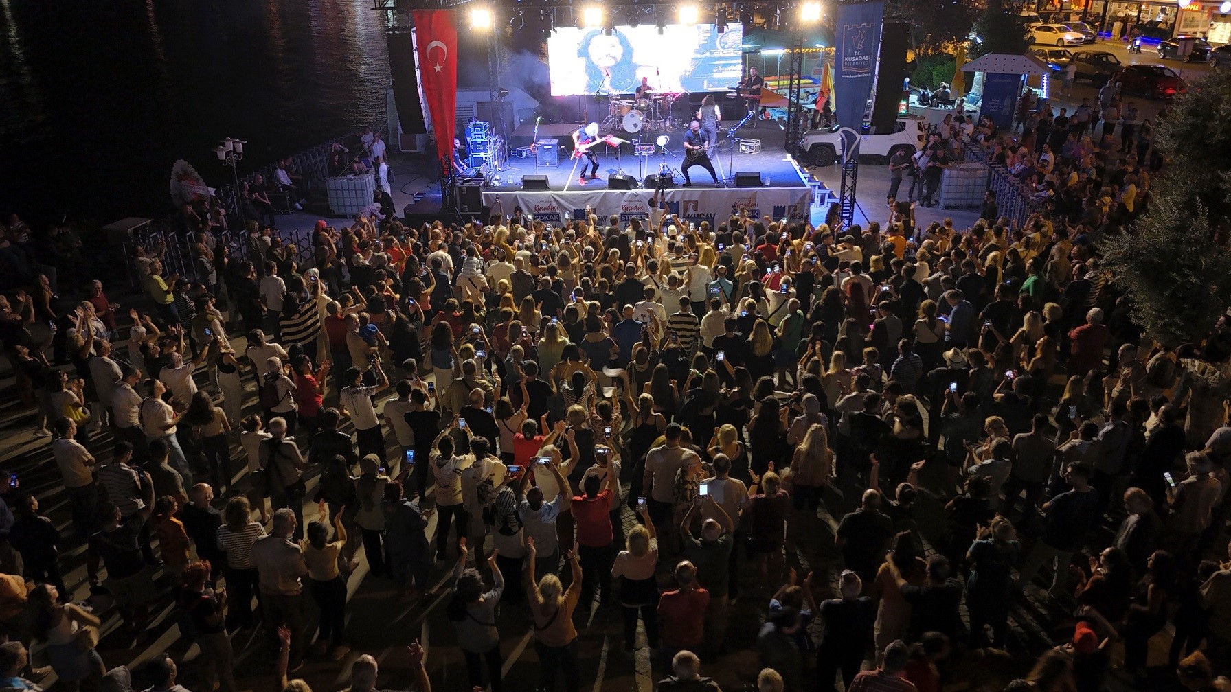 Kuşadası Sokak Festivali'nin Ilk Gününde Necati Ve Saykolar Rüzgarı Esti