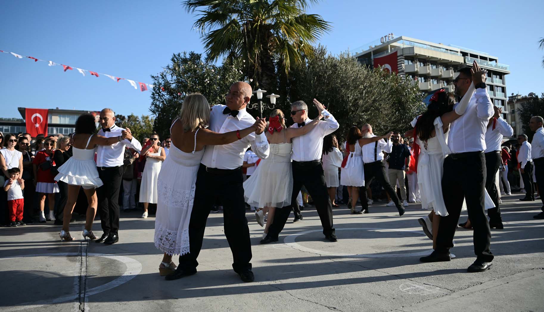 Kuşadası'nda Cumhuriyet'in Kuruluşunun 101'Inci Yılına Özel Vals (7)