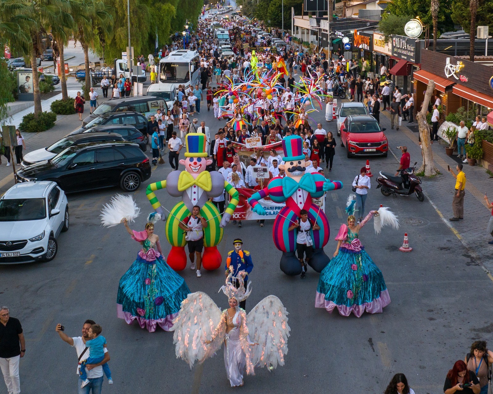 Uluslararası Kuşadası Sokak Festivali'nin Açılışı Rio Karnavalını Aratmadı (2)