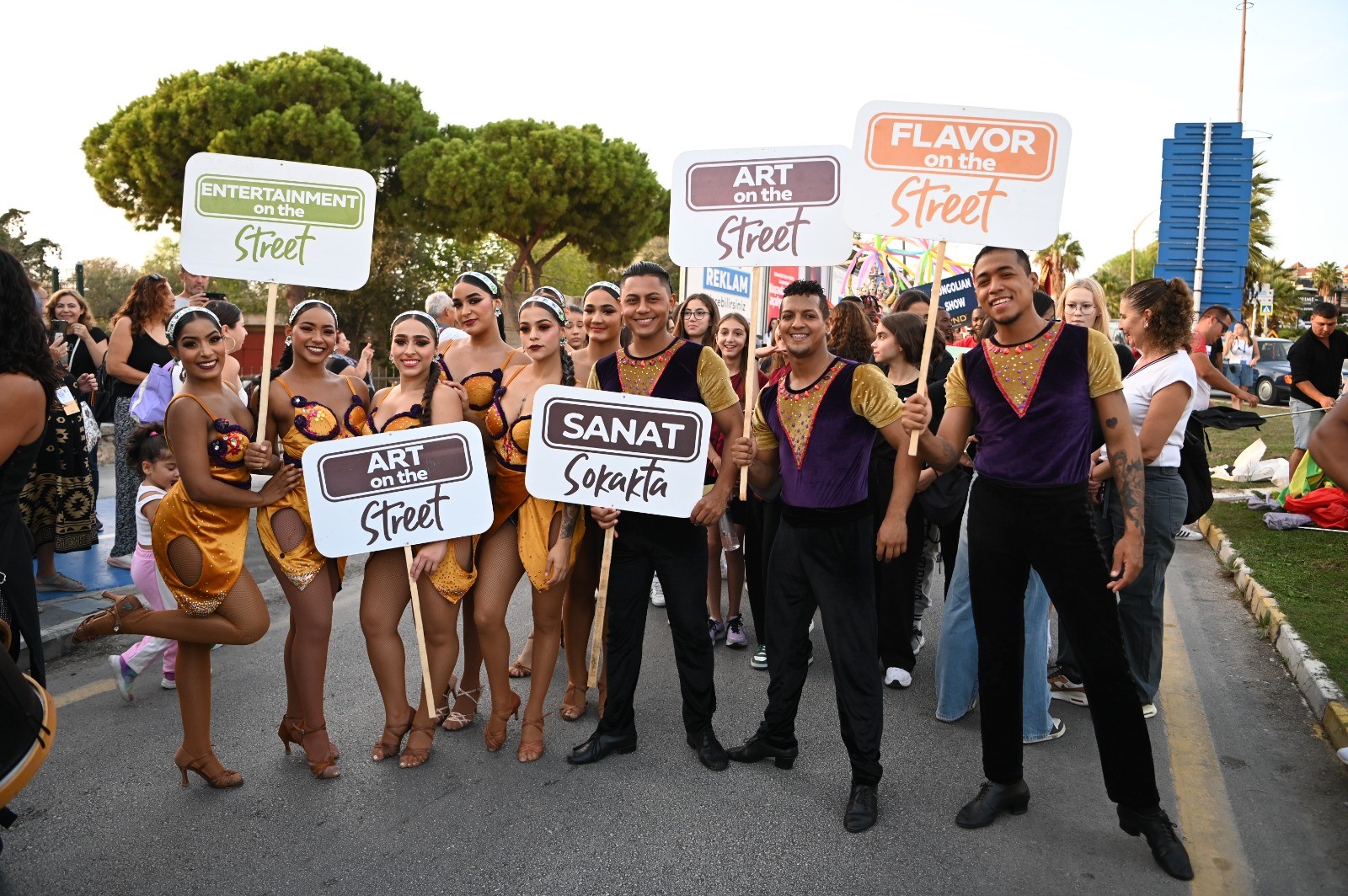 Uluslararası Kuşadası Sokak Festivali'nin Açılışı Rio Karnavalını Aratmadı (4)