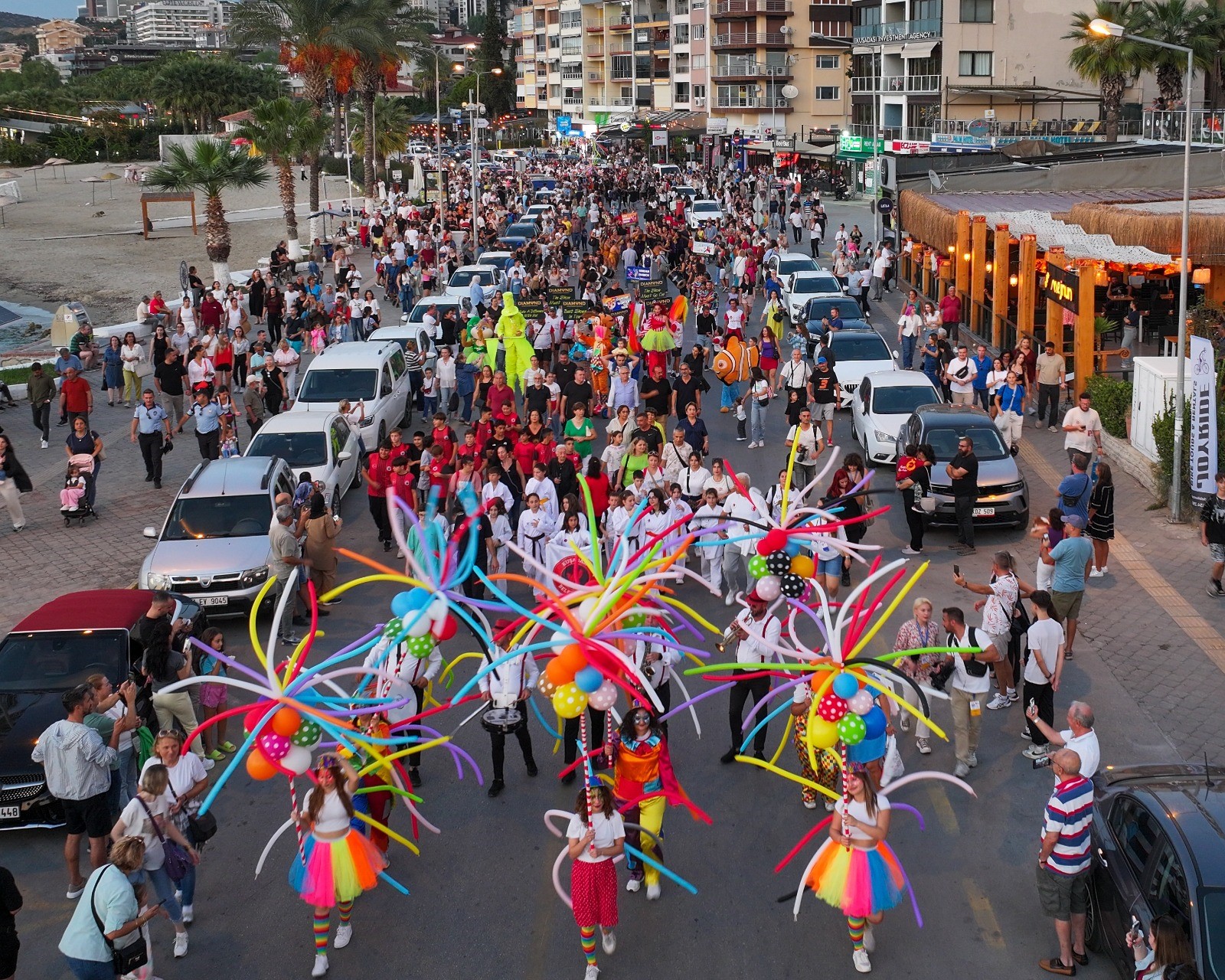 Uluslararası Kuşadası Sokak Festivali'nin Açılışı Rio Karnavalını Aratmadı (5)