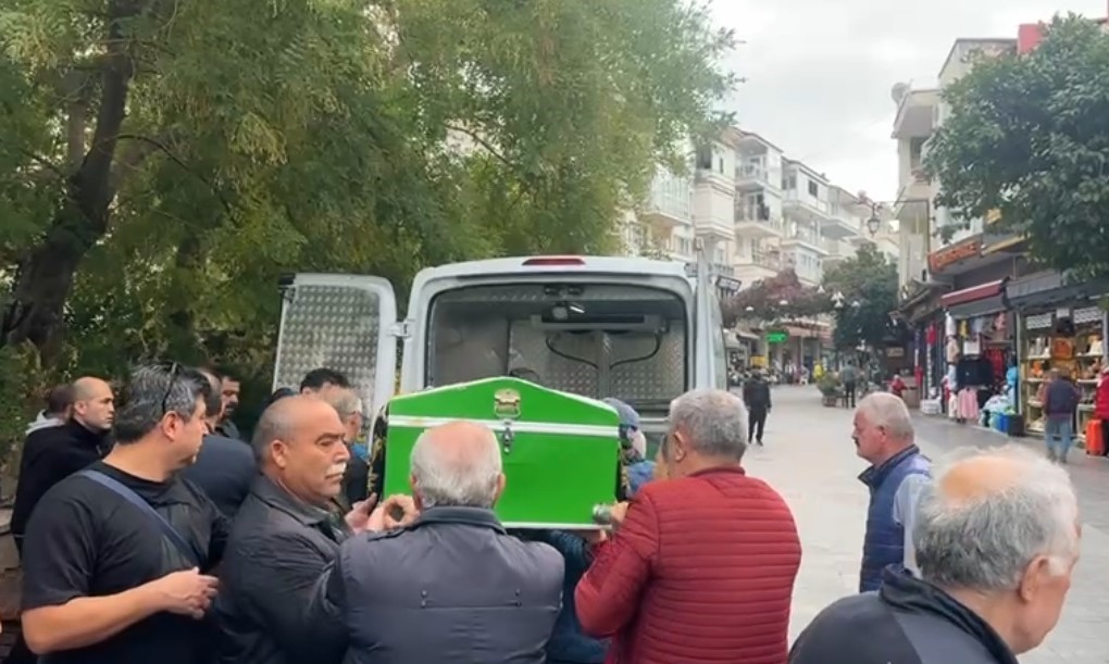 Aydın Kuşadası’nda Kafeye Dalan Otomobilin Altında Kalan Yaşlı Kadına Veda (2)