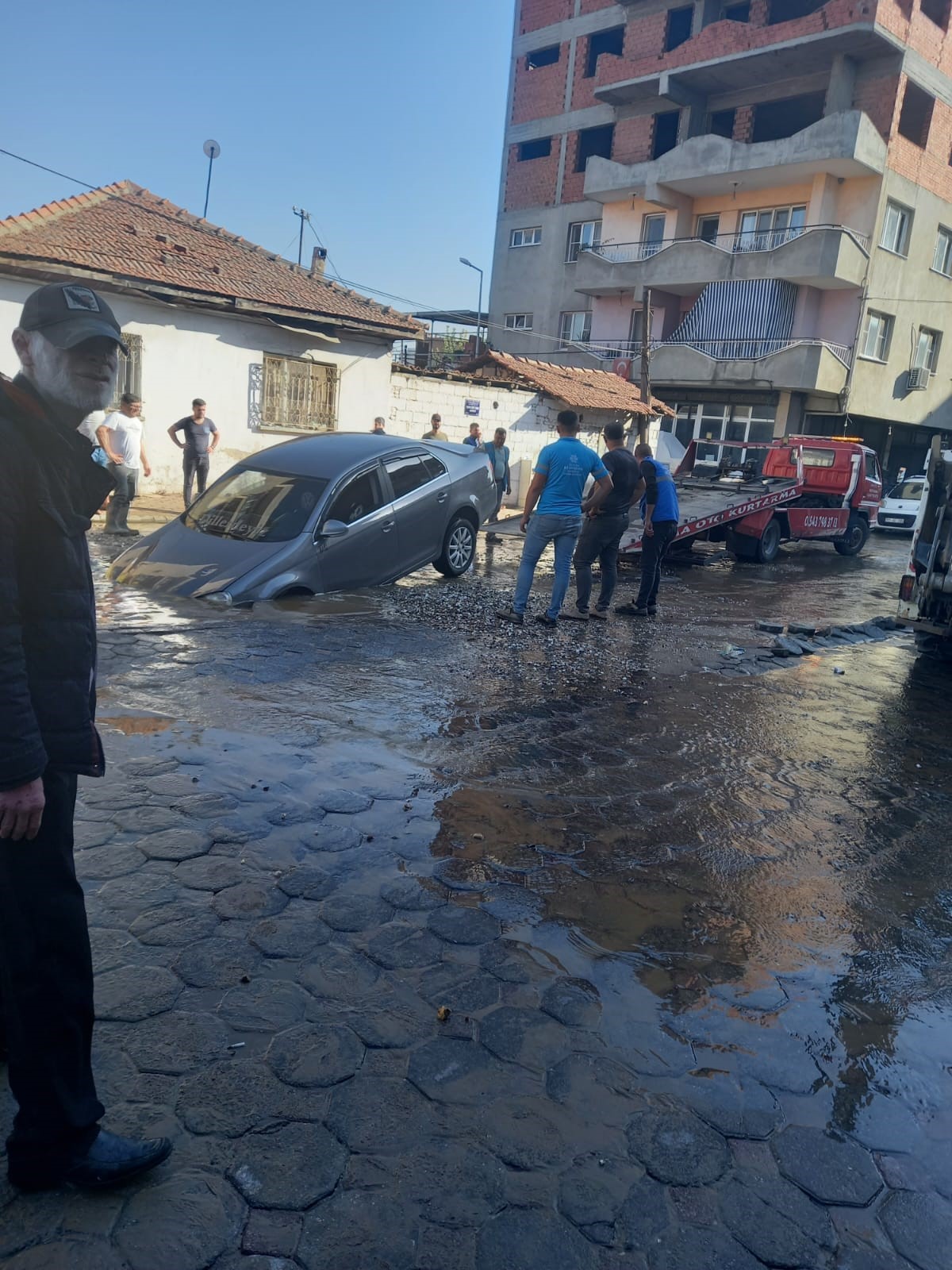 Aydın’da Içme Suyu Hattı Patladı, Otomobil Çukura Düştü (2)