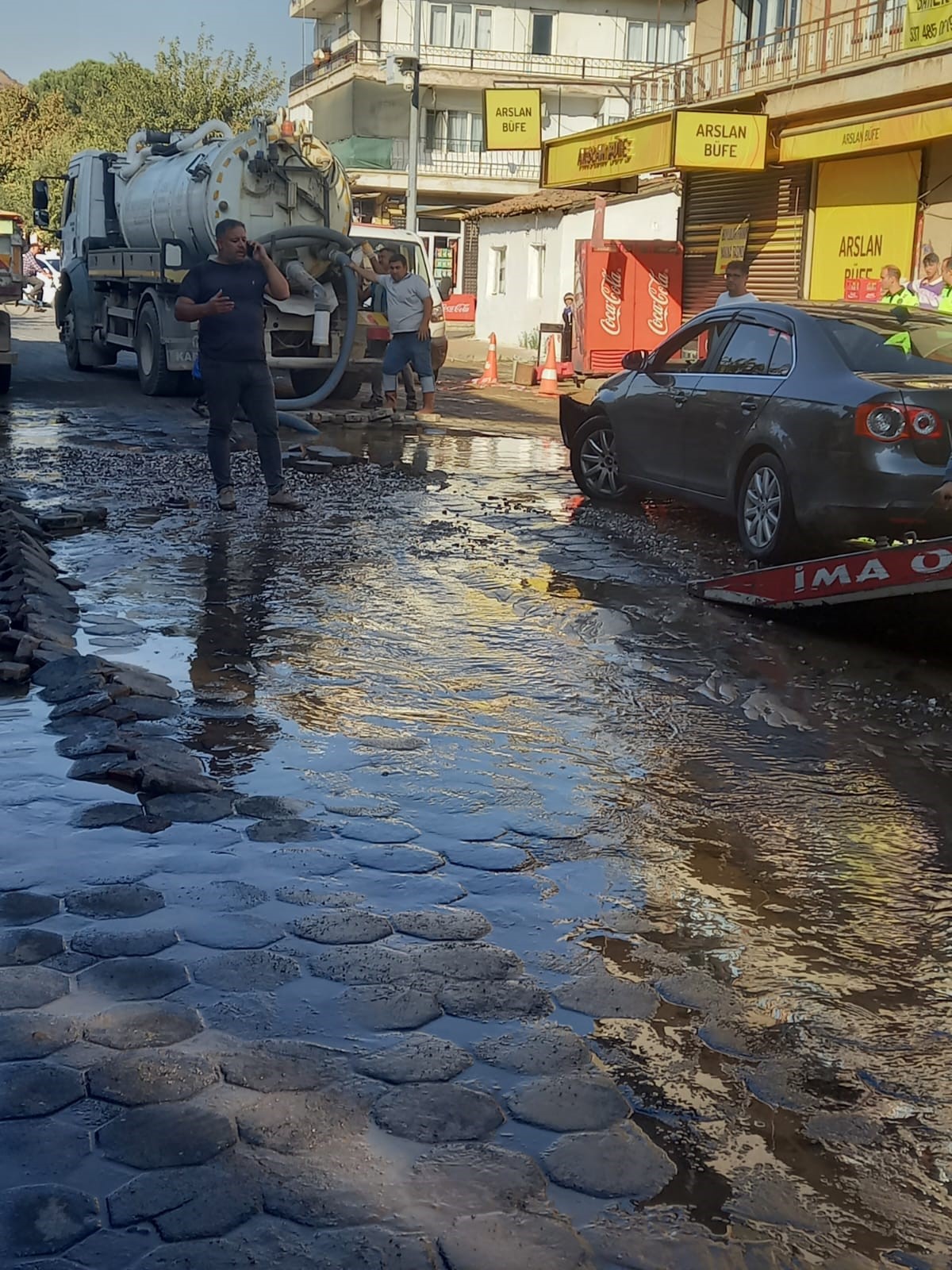 Aydın’da Içme Suyu Hattı Patladı, Otomobil Çukura Düştü (3)