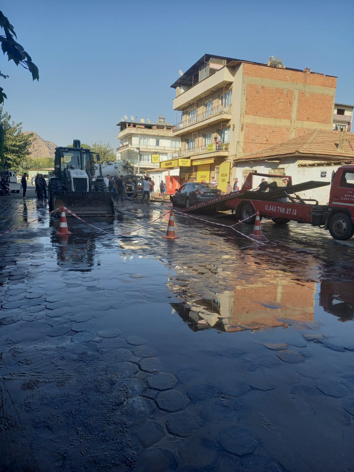 Aydın’da Içme Suyu Hattı Patladı, Otomobil Çukura Düştü (4)