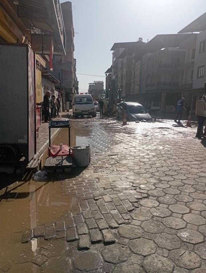 Aydın’da Içme Suyu Hattı Patladı, Otomobil Çukura Düştü (5)