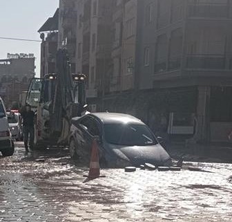 Aydın’da Içme Suyu Hattı Patladı, Otomobil Çukura Düştü