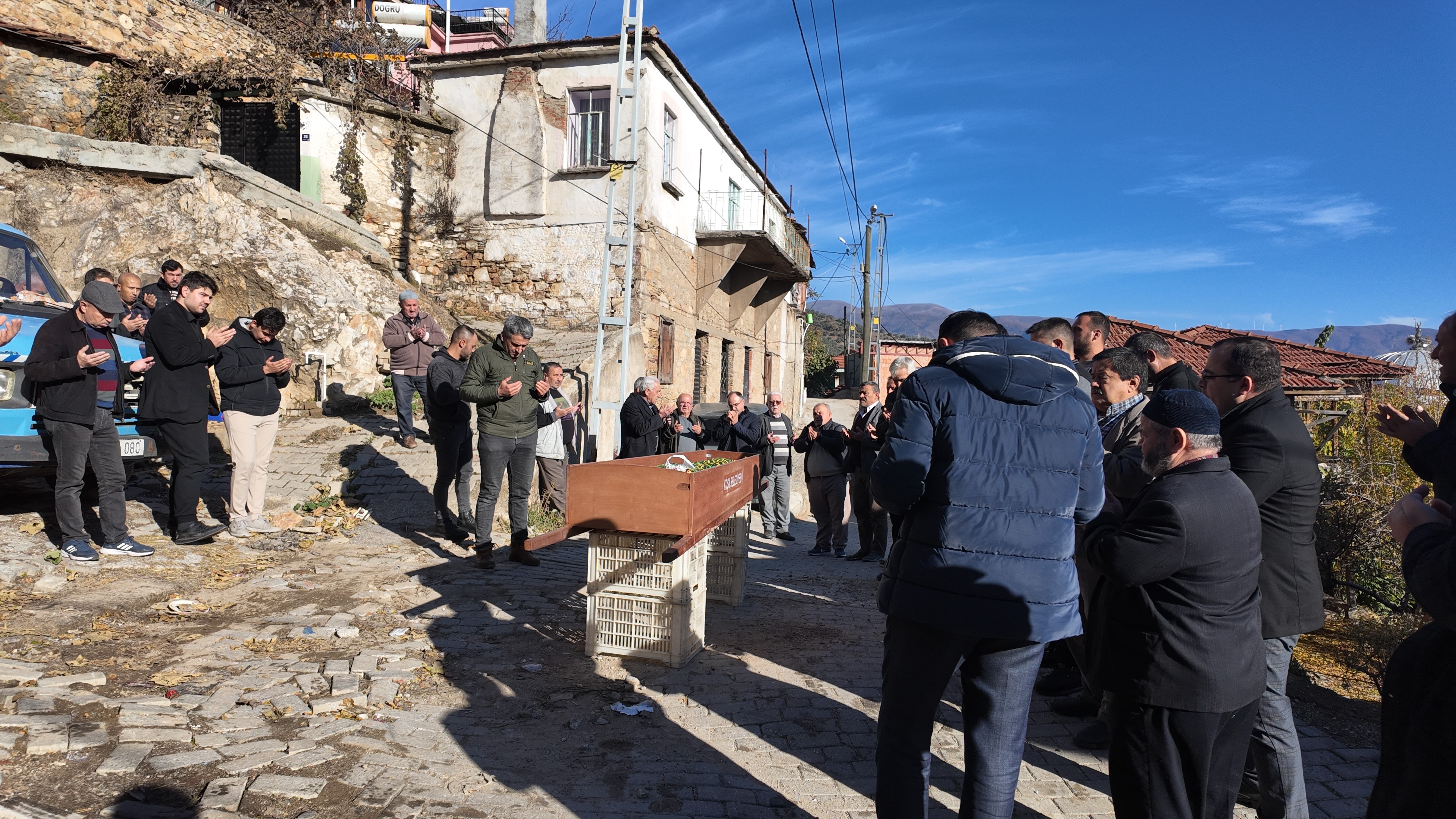 Aydın’da Ölmeden Selası Okunan Kadın Toprağa Verildi (6)