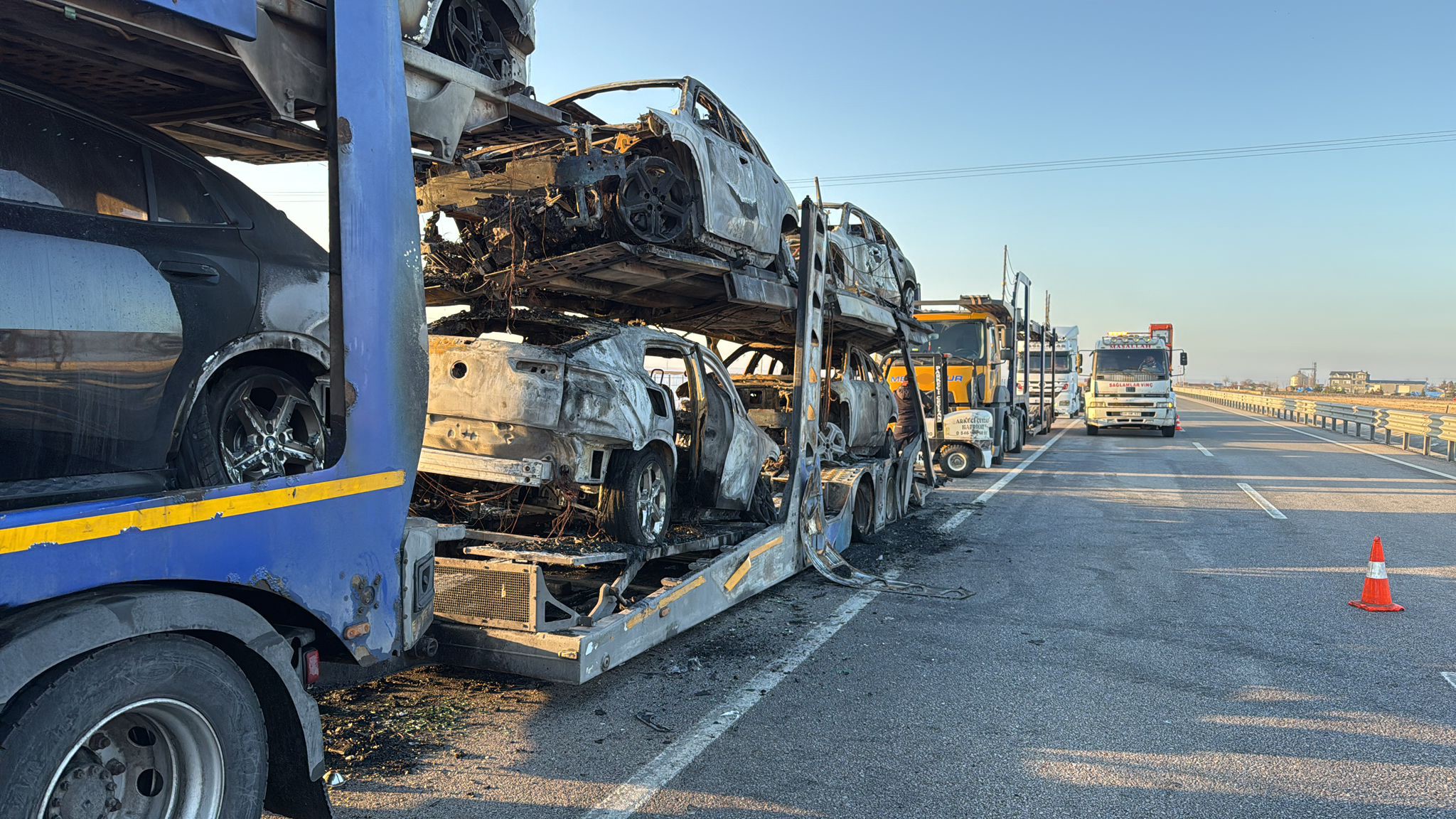 Sıfır Kilometre Lüks Araçlar Alev Alev Yandı (2)