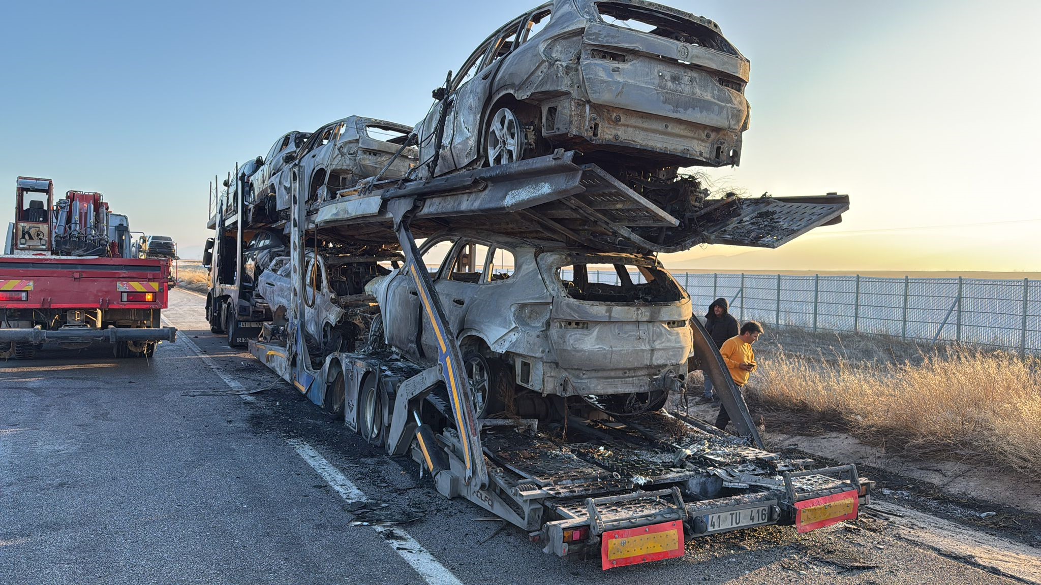 Sıfır Kilometre Lüks Araçlar Alev Alev Yandı (3)