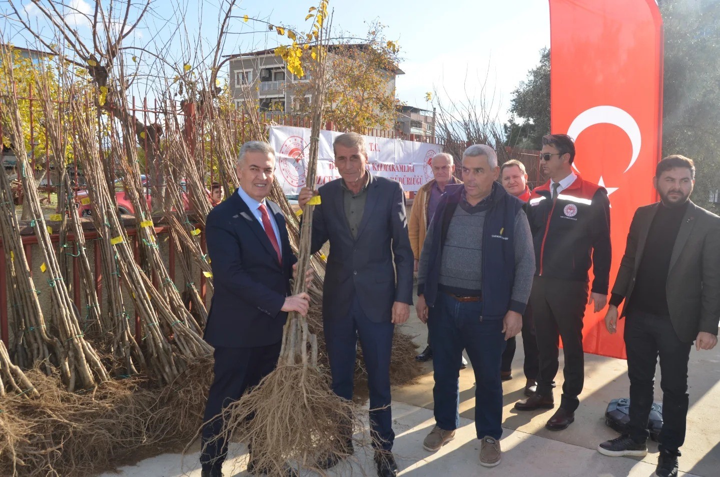 Aydın Buharkent’te 1300 Kestane Fidanı Dağıtıldı (5)