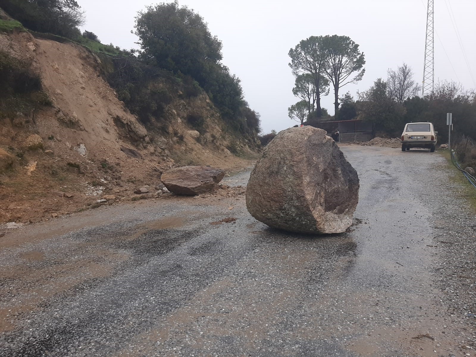 Aydın’da Dev Kayalar Yola Düştü