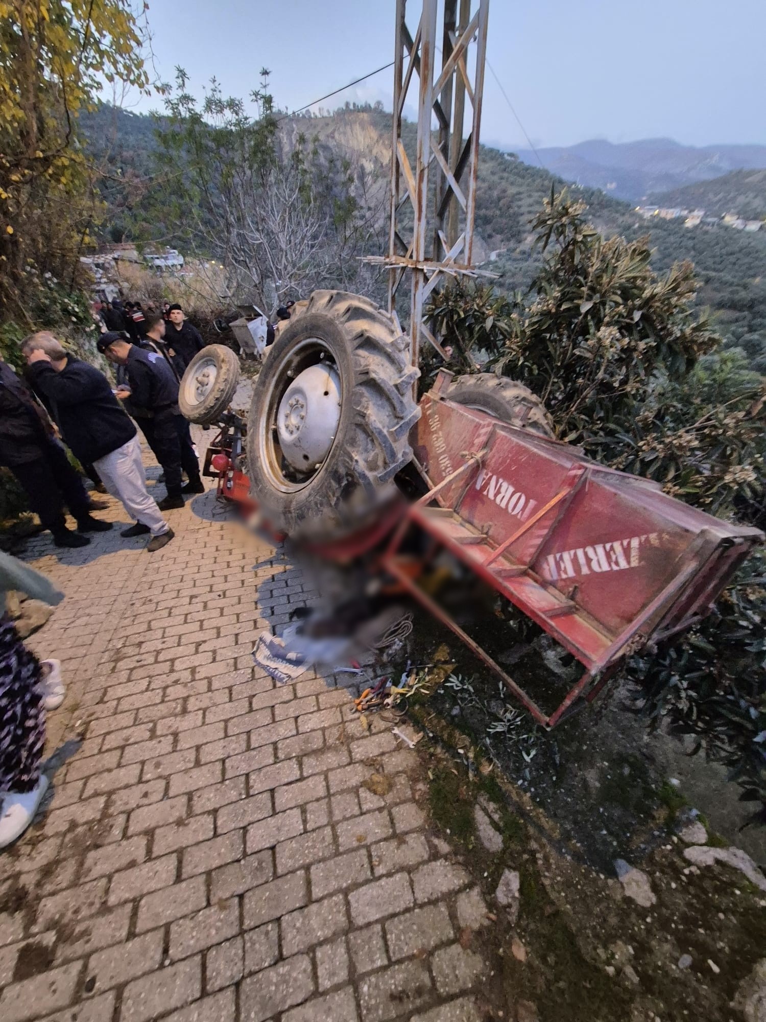 Aydın’da Devrilen Traktörün Altında Kaldı, Hayatını Kaybetti (3)