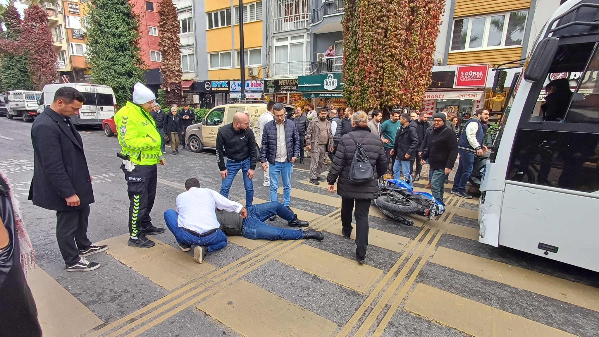 Aydın’da Halk Otobüsü Ile Çarpıştı (2)