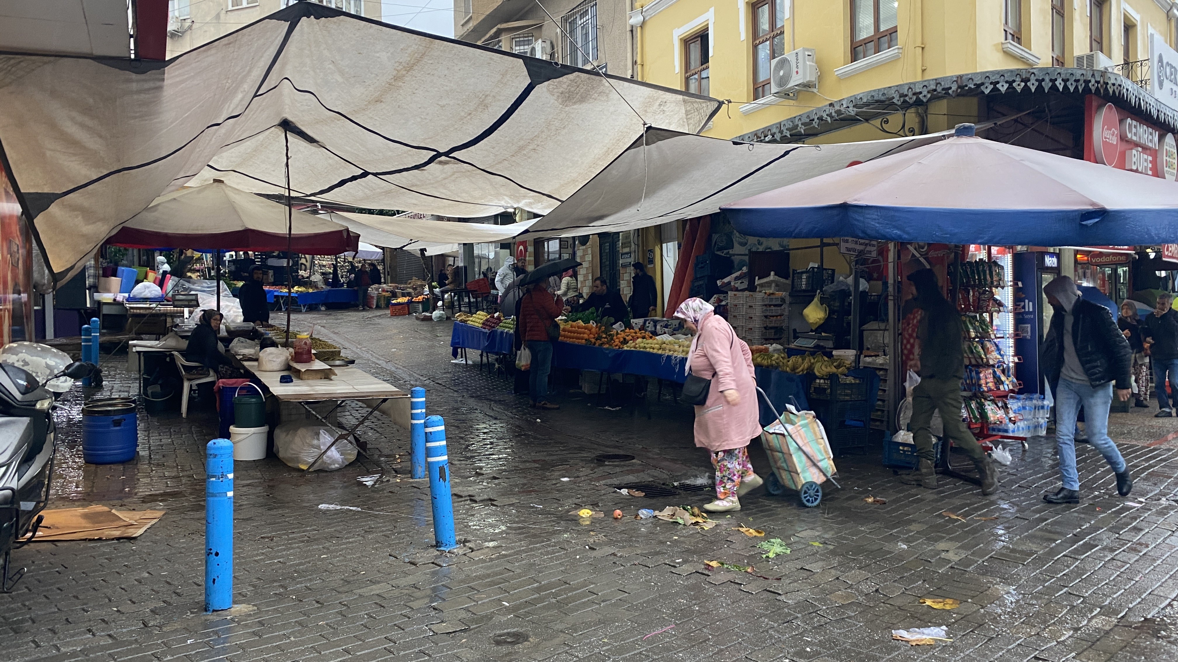 Aydın’da Sağanak Yağış Salı Pazarı Esnafını Vurdu