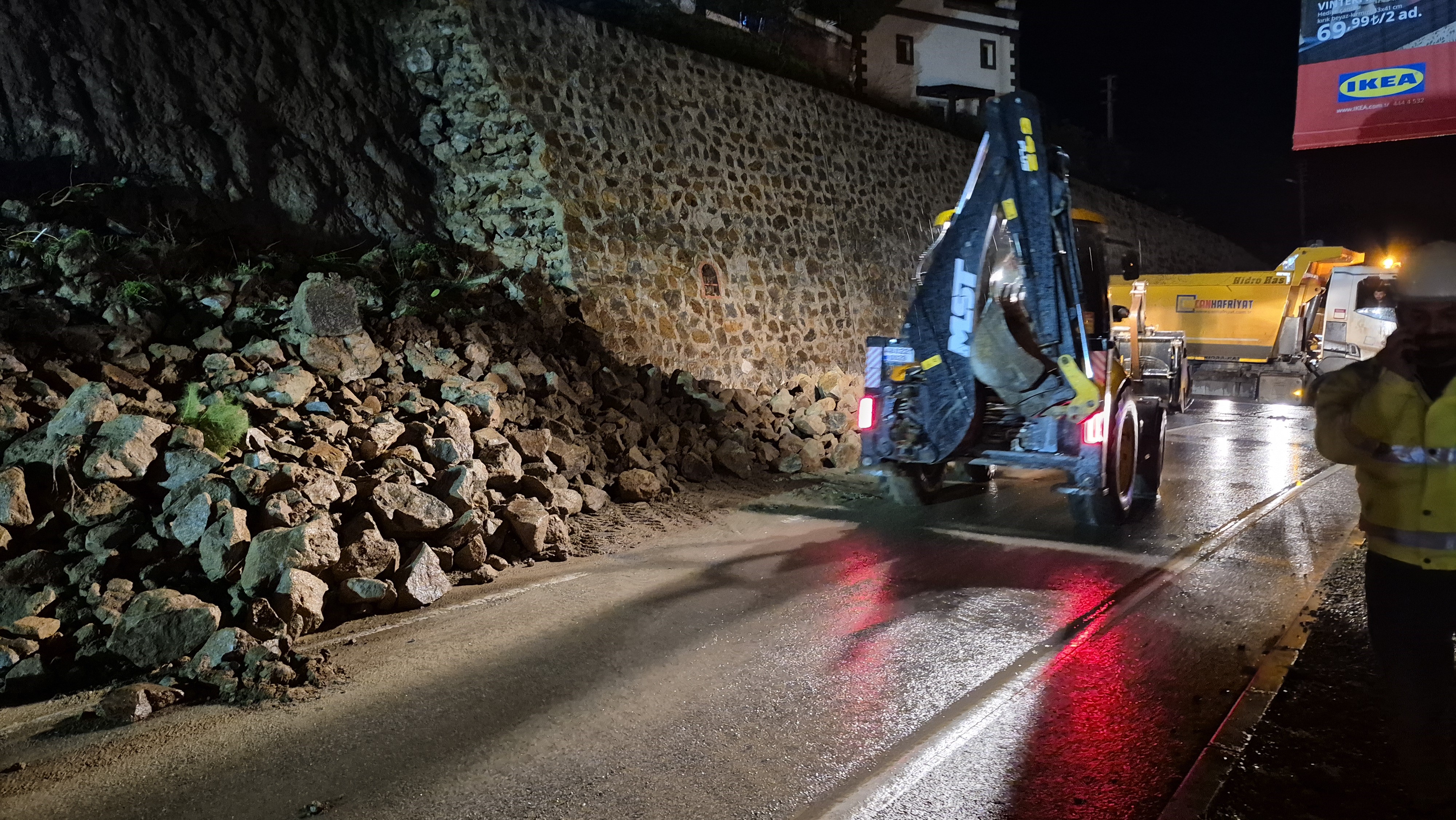 İstinat Duvarı Karayoluna Çöktü