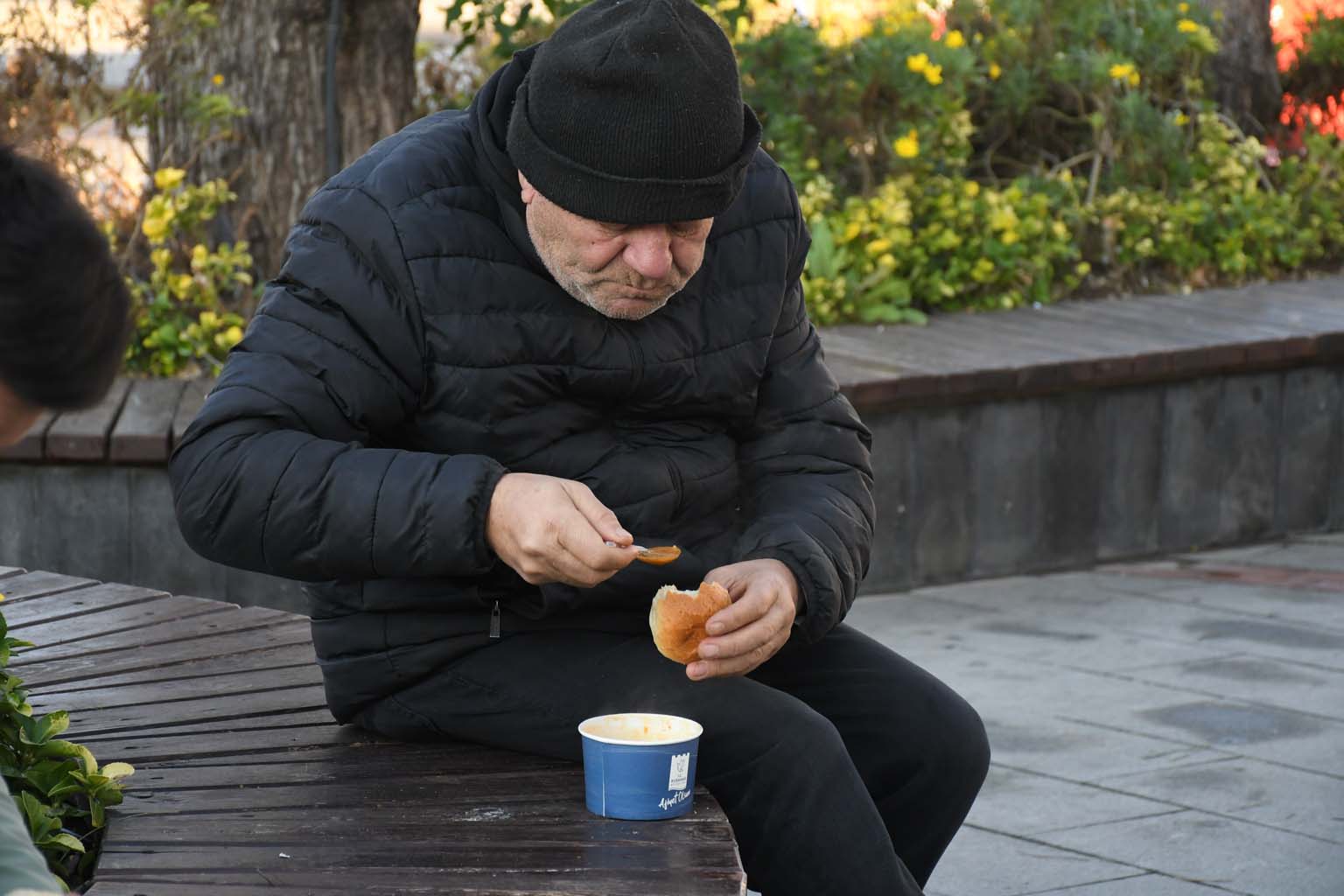 Kuşadası Belediyesi’nden Soğuk Havalarda Çorba Ikramı (2)