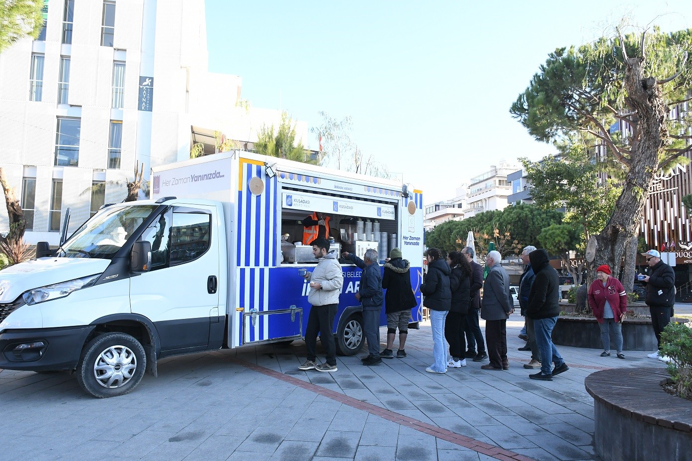 Kuşadası Belediyesi’nden Soğuk Havalarda Çorba Ikramı