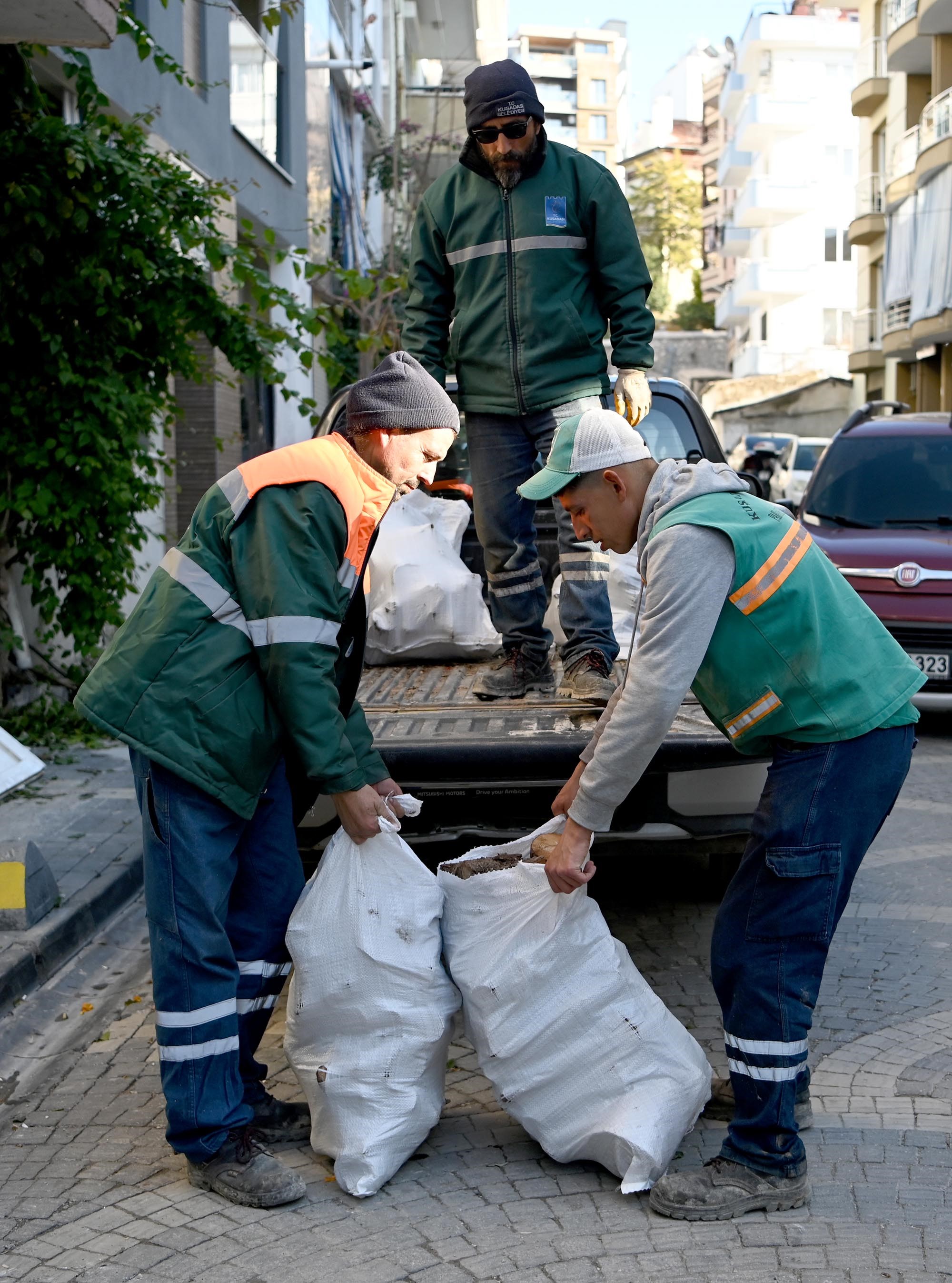 Kuşadası'nda Ağaç Atıkları Ihtiyaç Sahipleri Için Yakacağa Dönüşüyor (4)