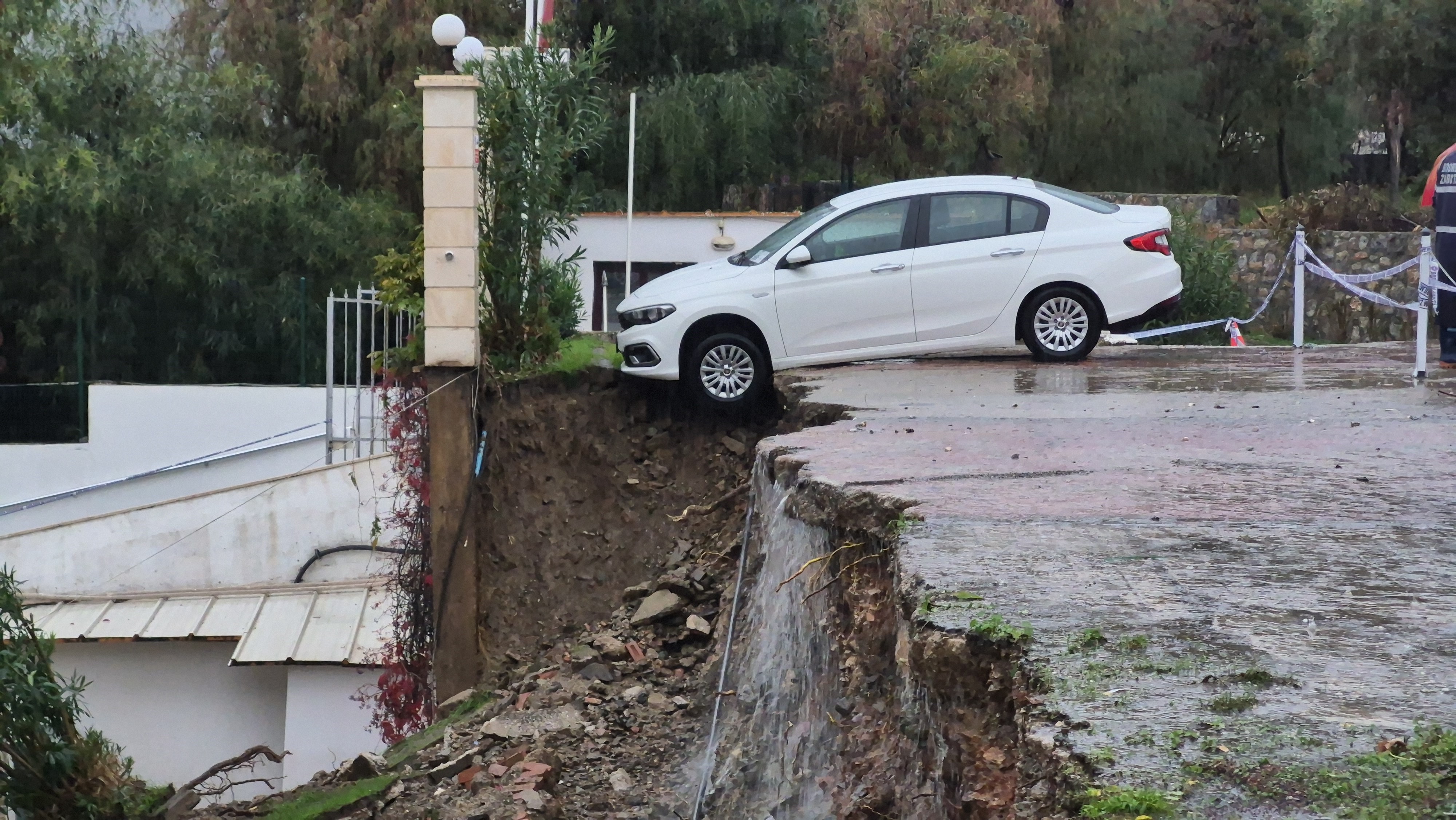 Milyonluk Otomobil Yıkılan Duvarın Altında Kaldı (2)