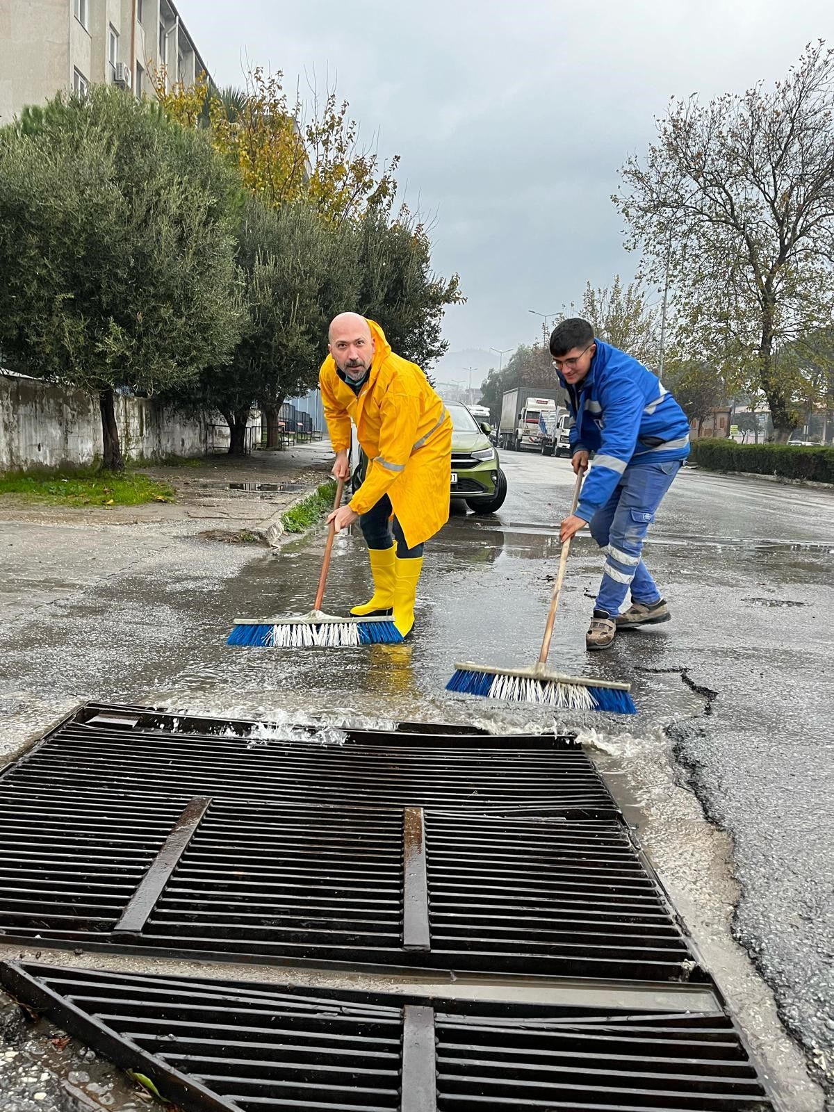 Söke Belediye Başkanı Poz Verdi, Makam Arabasına Binip Gitti (2)