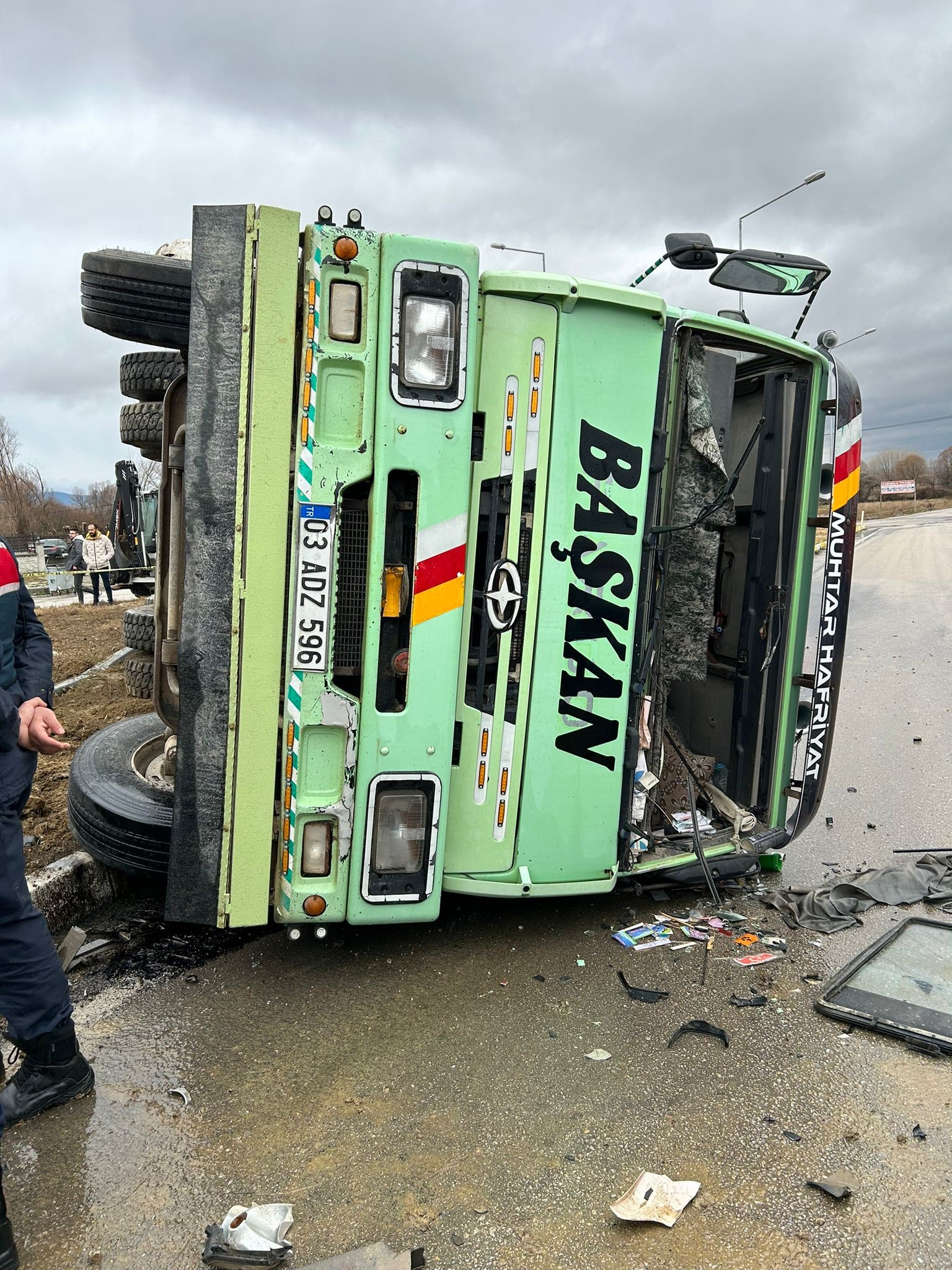 Tır Ile Kamyon Çarpıştı 1 Ölü, 1 Yaralı (2)