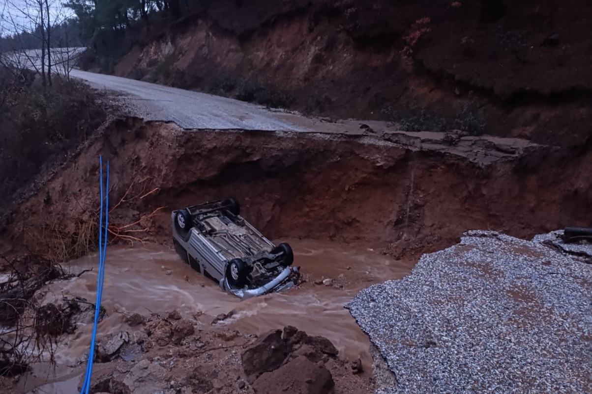 Yol Çöktü, Otomobil Içine Düştü