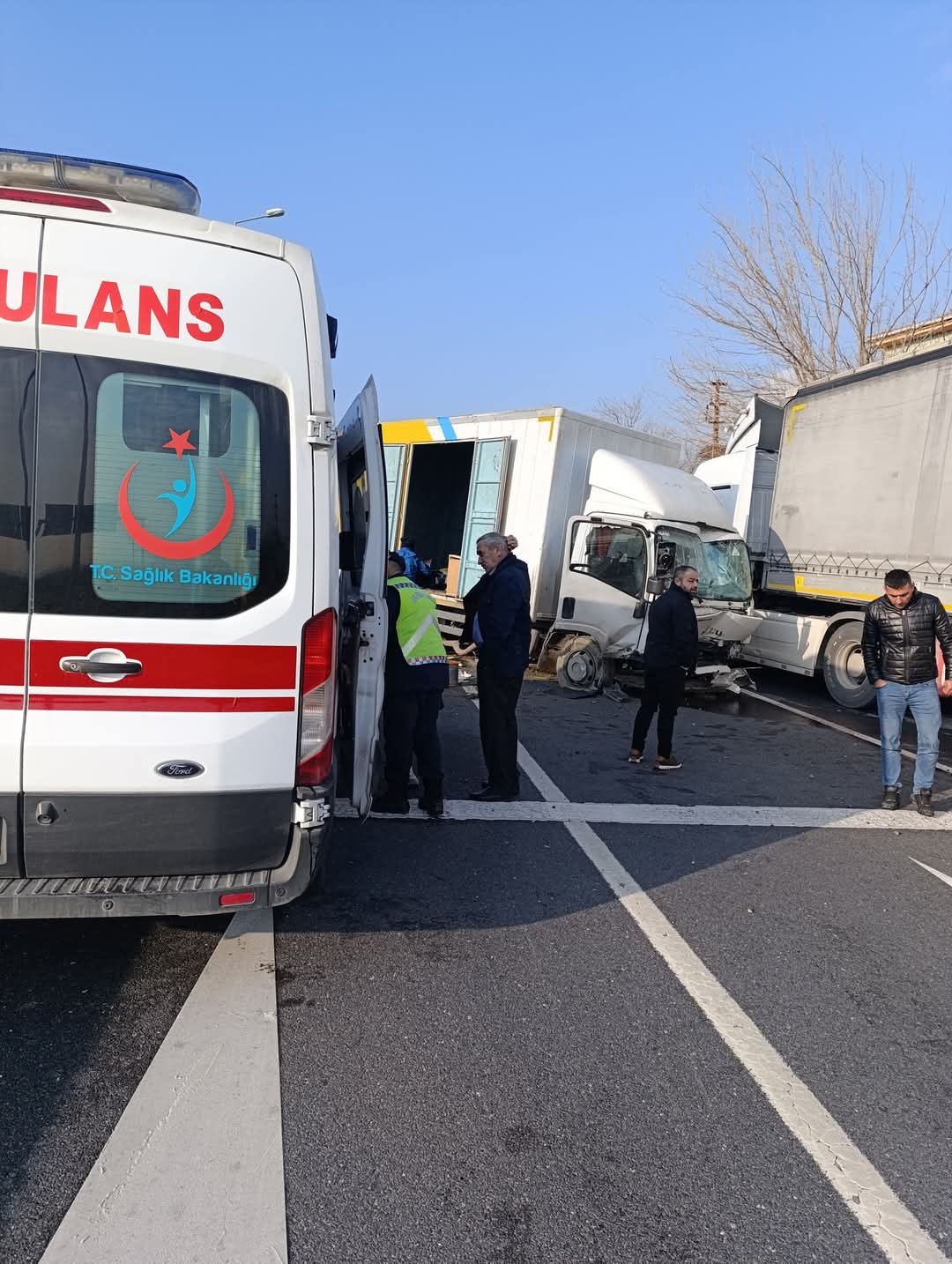 Aydın Buharkent’te Kamyonet Direğe Çarptı (2)