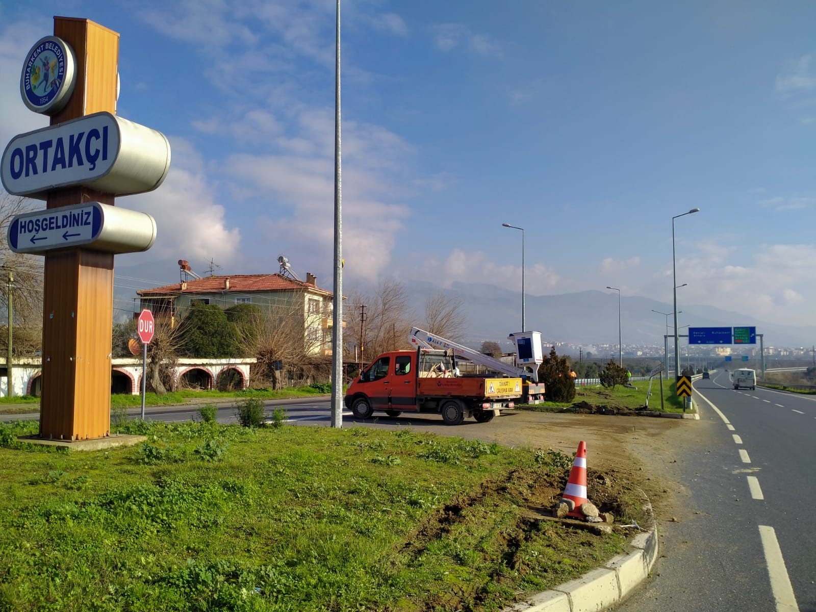 Aydın Buharkent’te Kamyonet Direğe Çarptı (6)