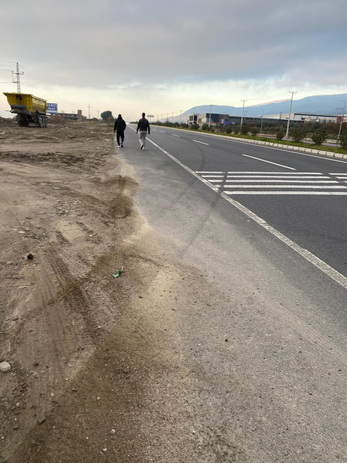 Aydın Buharkent’te Lastiği Patlayan Araç Devrildi (3)