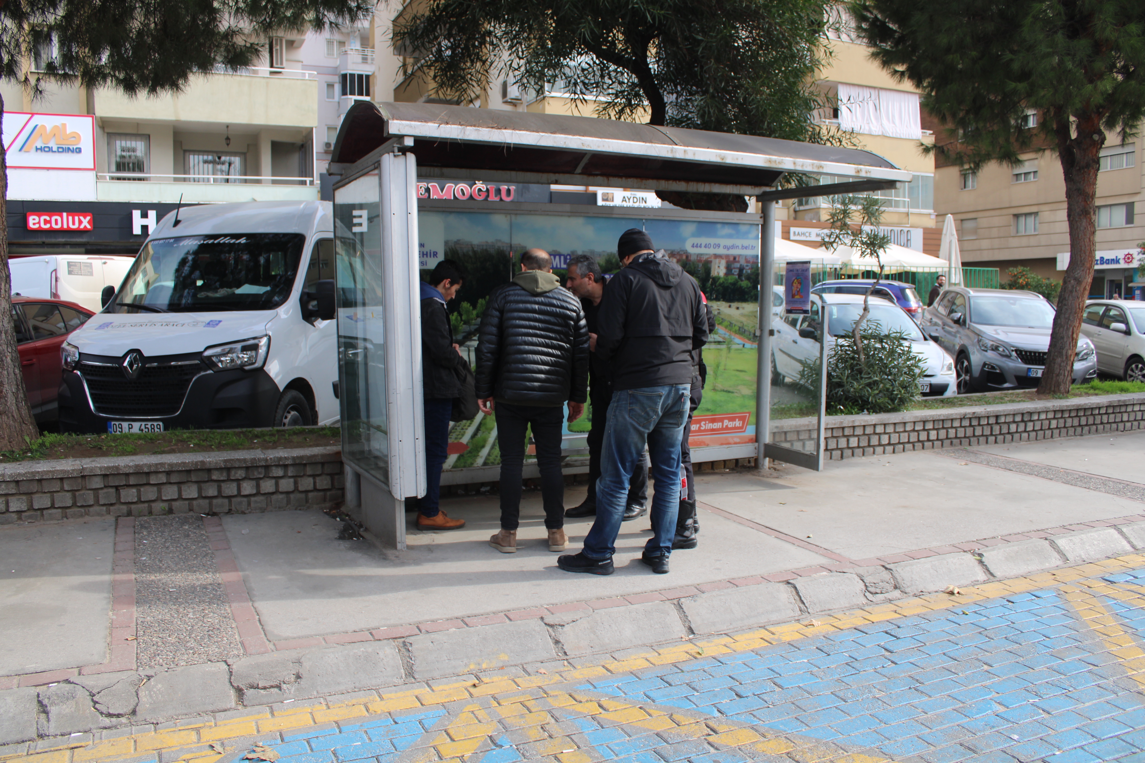 Aydın’da Genç Öğrenci Yemek Yemeye Gitti, Geldiğinde Çok Sayıda Polisi Karşısında Buldu (5)